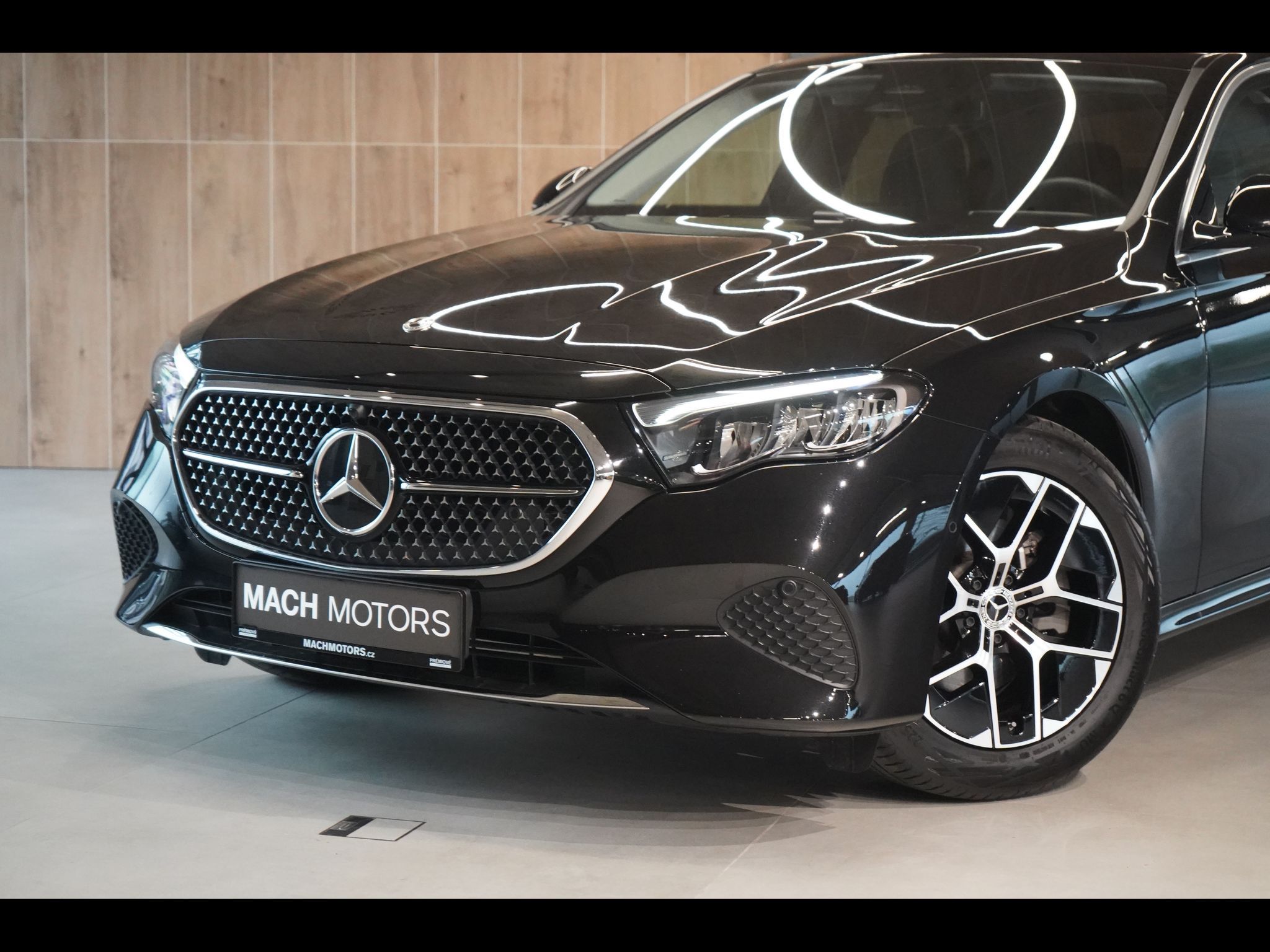 Mercedes-Benz Třídy E, 220d 4MATIC, KEYLESS,DISTRONIC - fotka 2