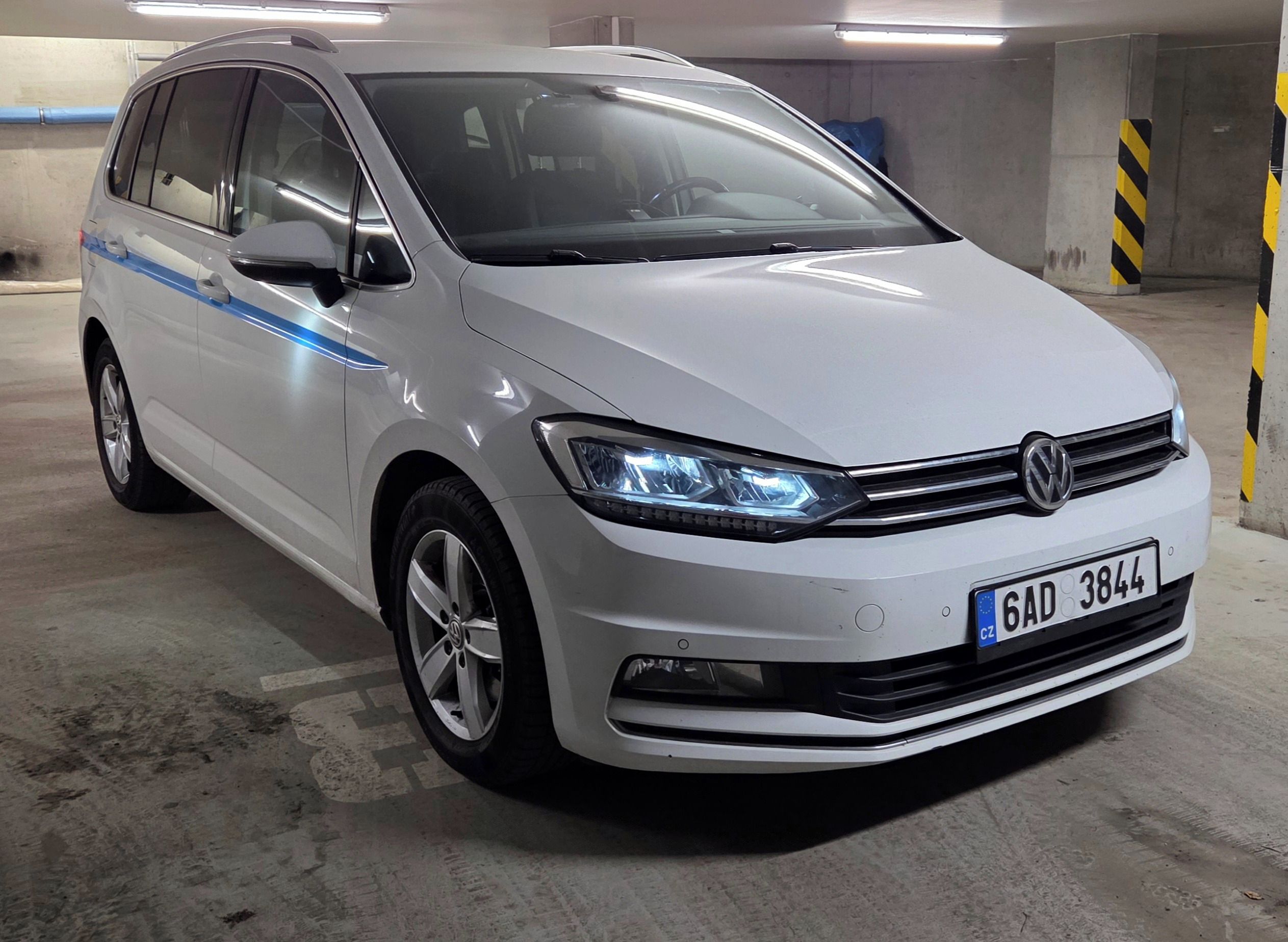 Volkswagen Touran, 1.4 TSi, HighLine, 1. majitel - fotka 2