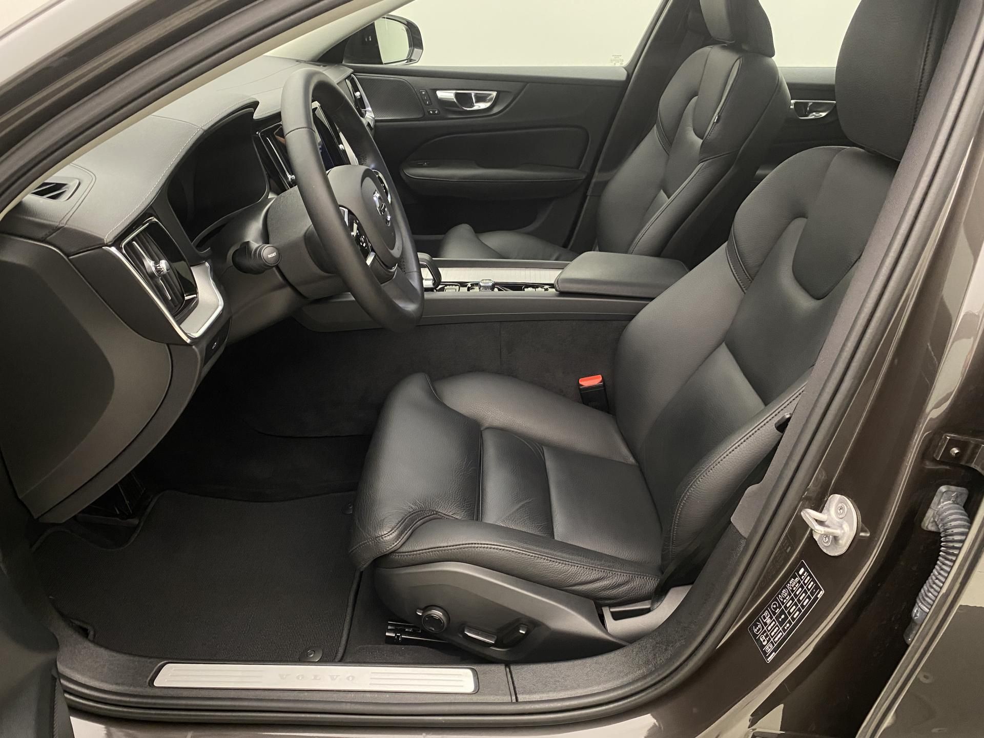 Volvo S60, B5 AWD DARK ULTIMATE AUT CZ - fotka 3