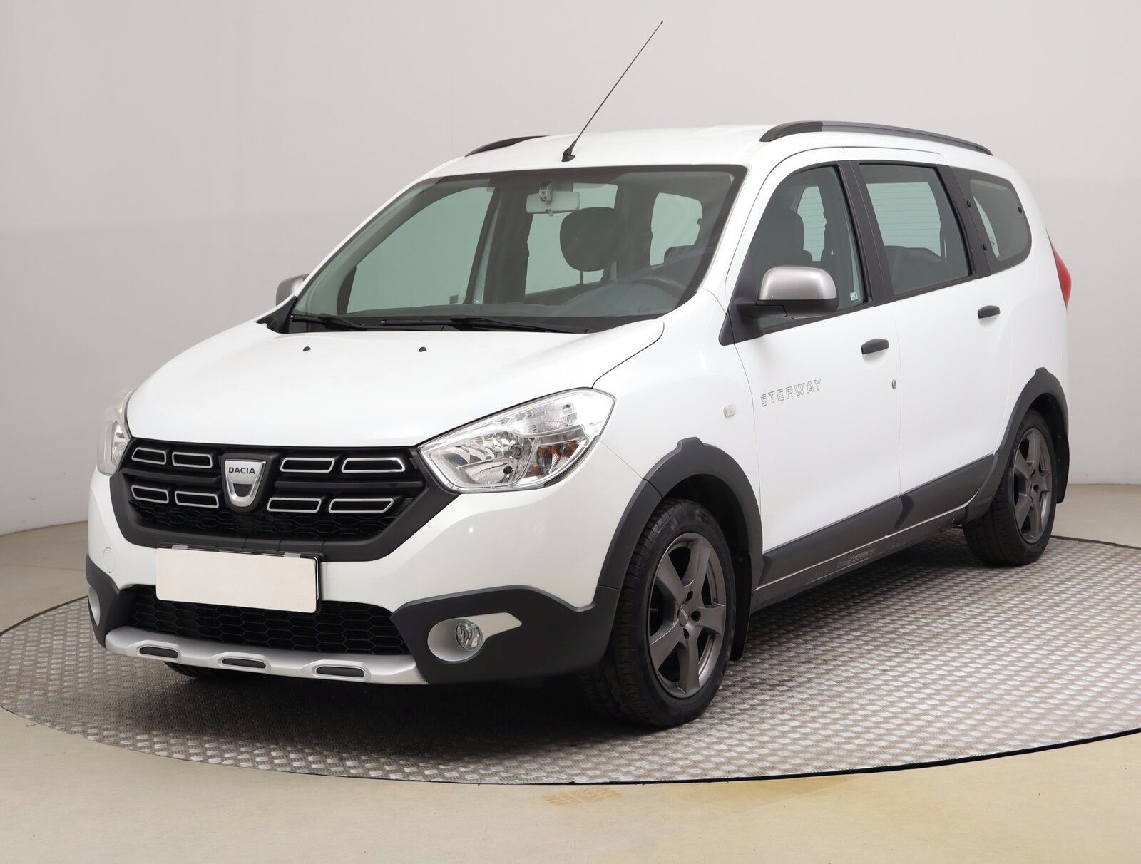 Dacia Lodgy, 1.6 SCe, Stepway, 7 míst, ČR - fotka 2