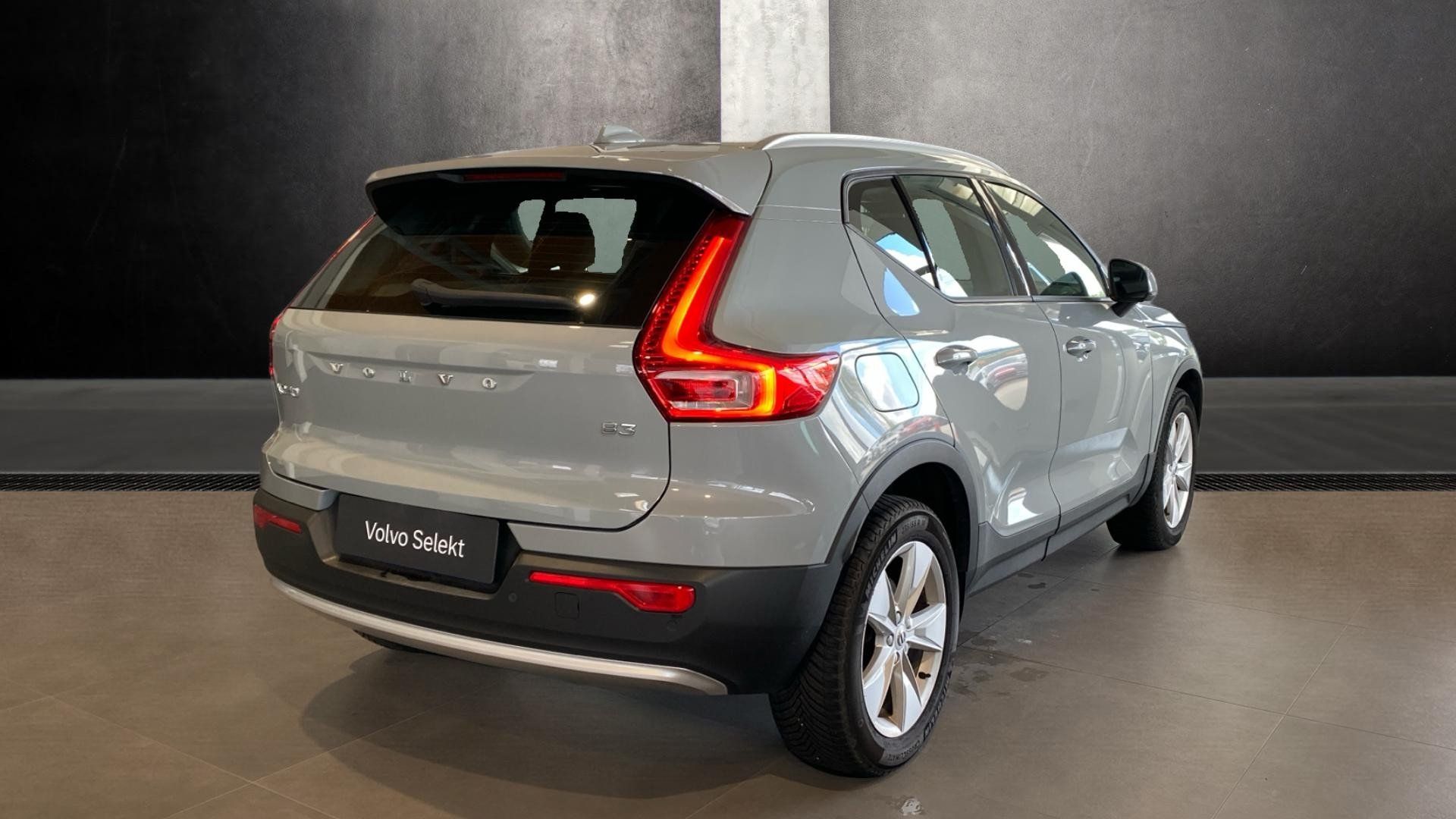 Volvo XC40, CORE, B3 FWD, 120+10 kW / 163+ - fotka 2