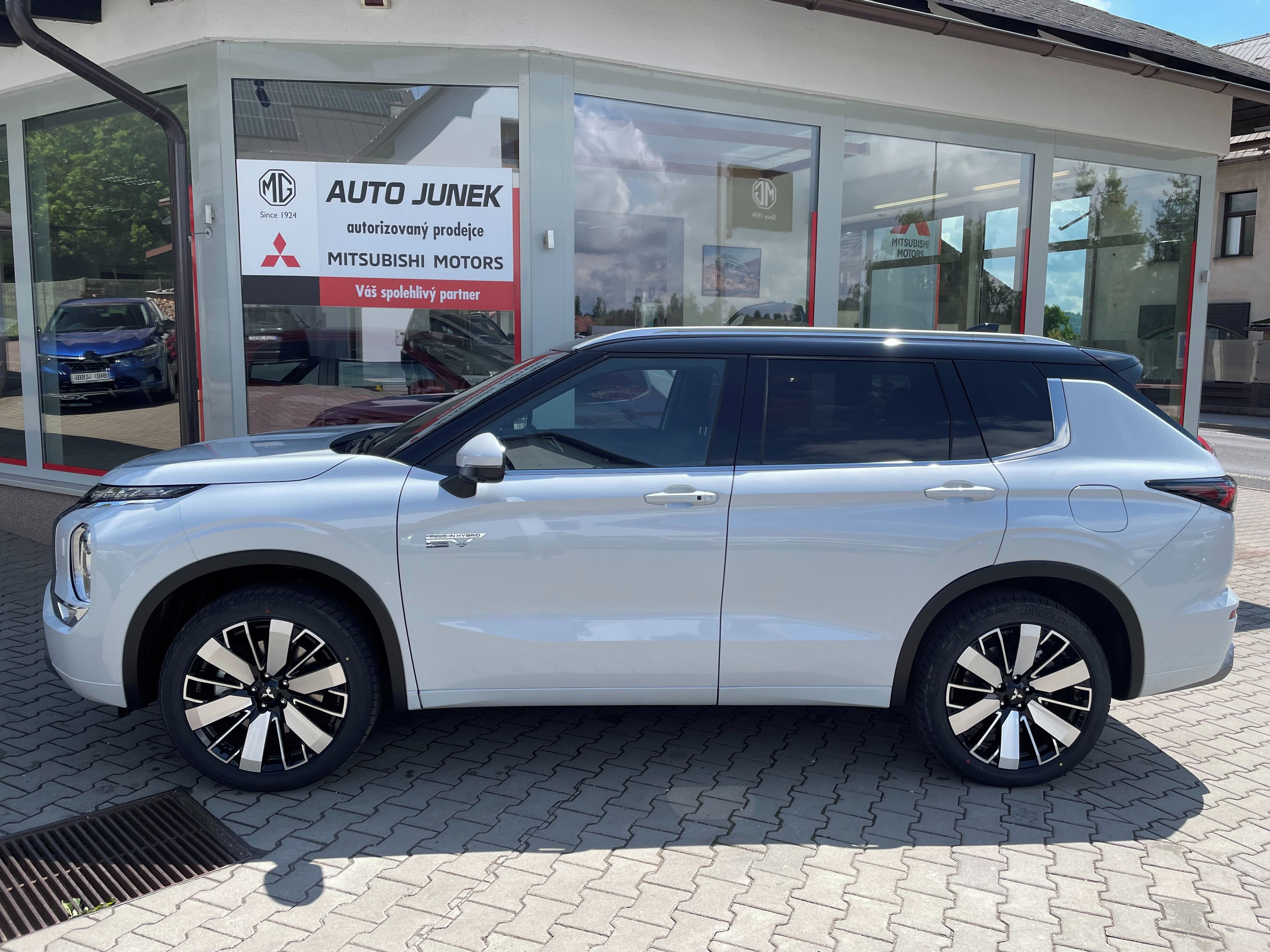 Mitsubishi Outlander, 2.4 PHEV DIAMOND - fotka 2