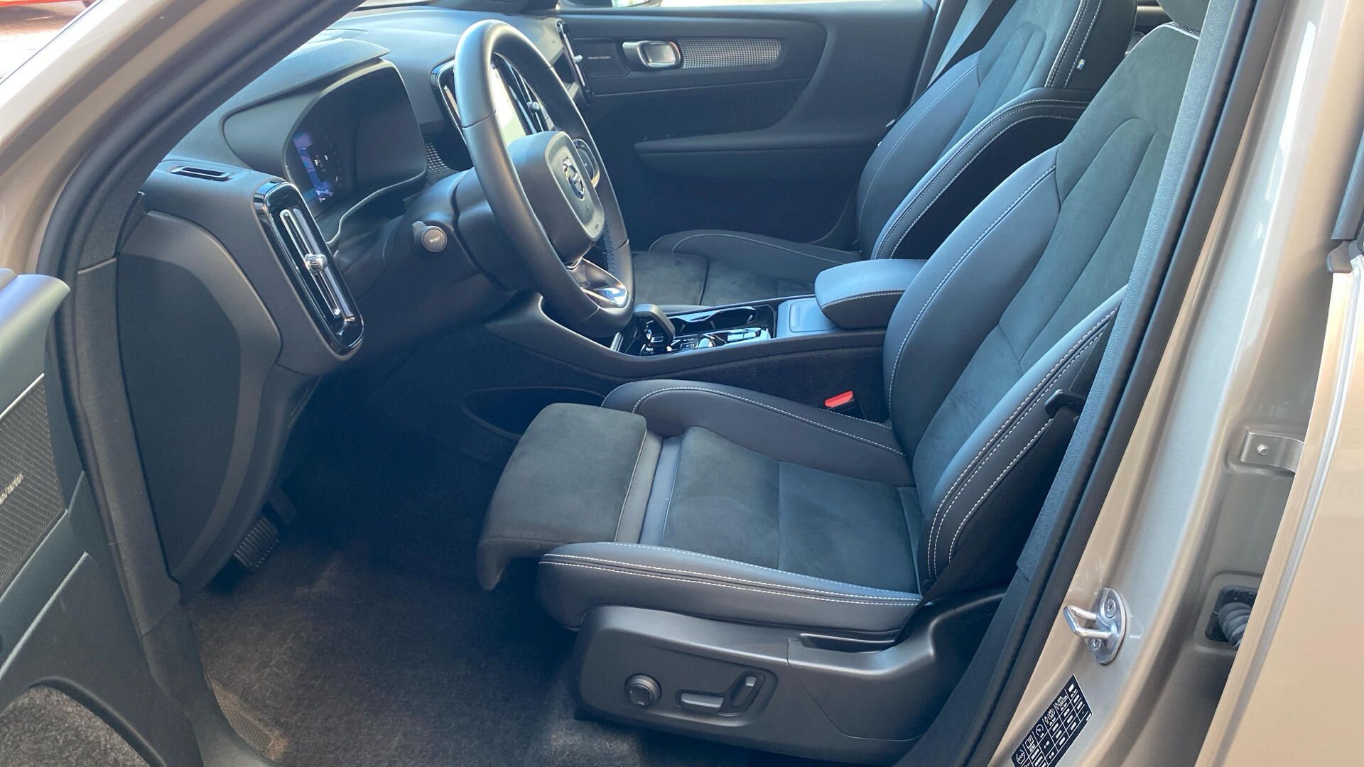 Volvo XC40, ULTIMATE DARK, B4 FWD, 145+10 - fotka 5