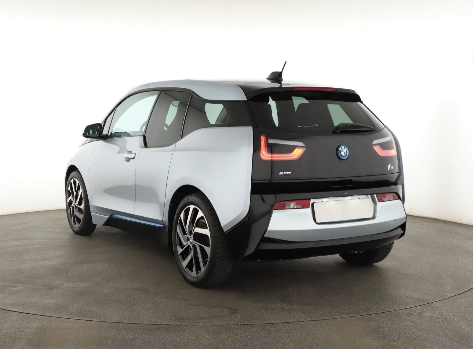 BMW i3, 60Ah BEV, SoH 74%, Automat - fotka 4