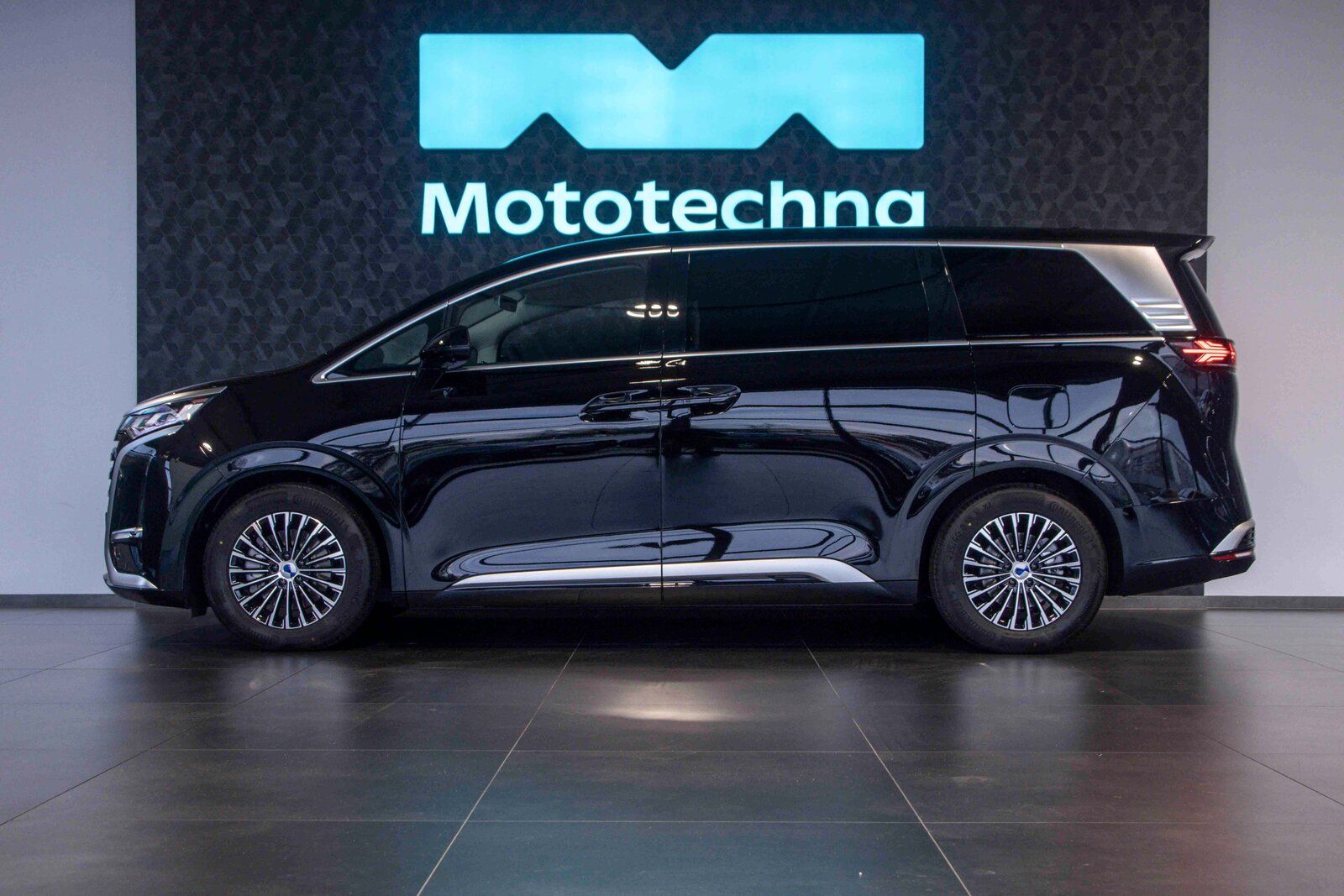Denza D9, DM-i 40kWh PHEV AWD, Nové - fotka 2