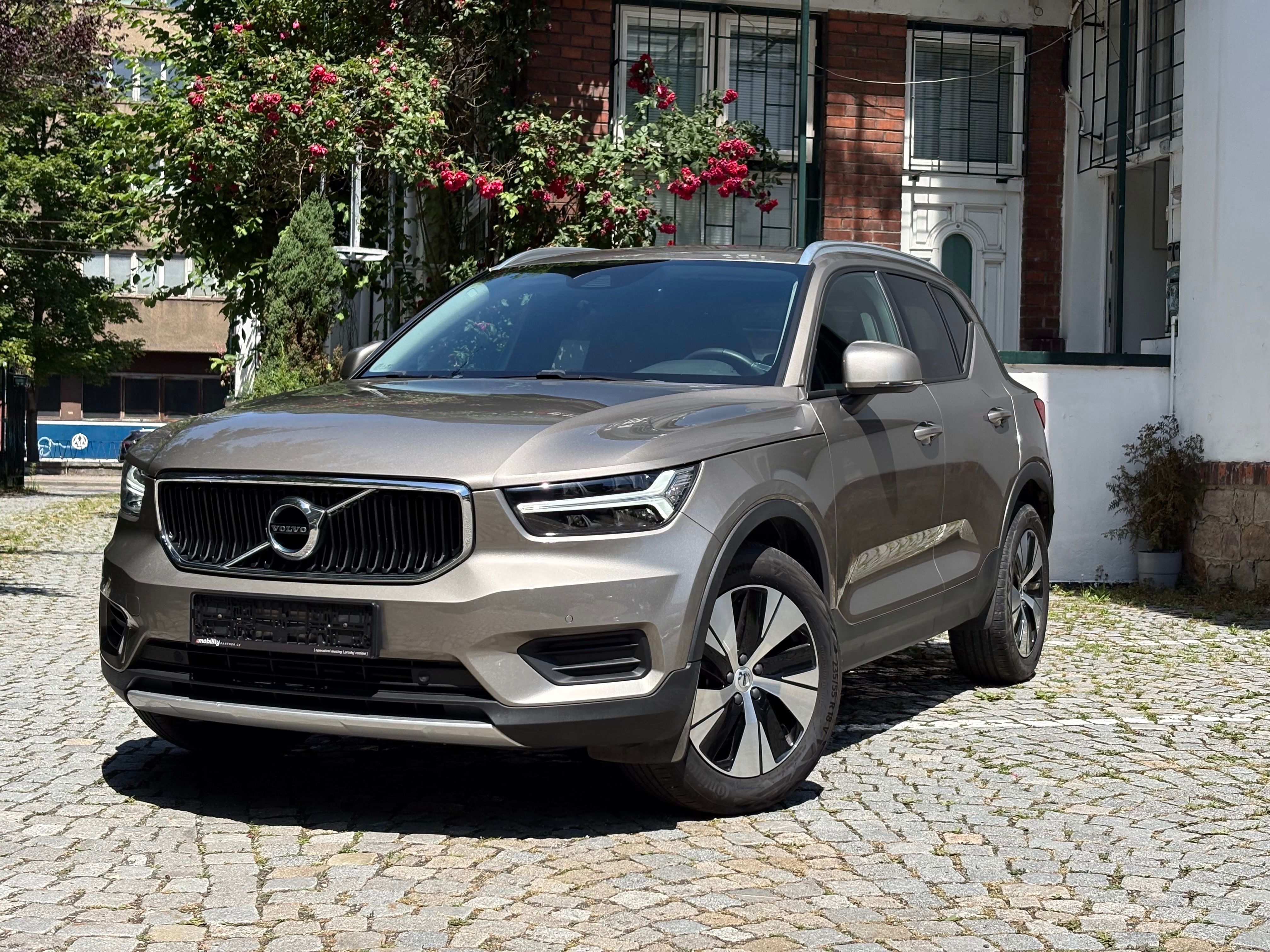 Volvo XC40, T3 120kW Momentum Auto, ČR - fotka 4