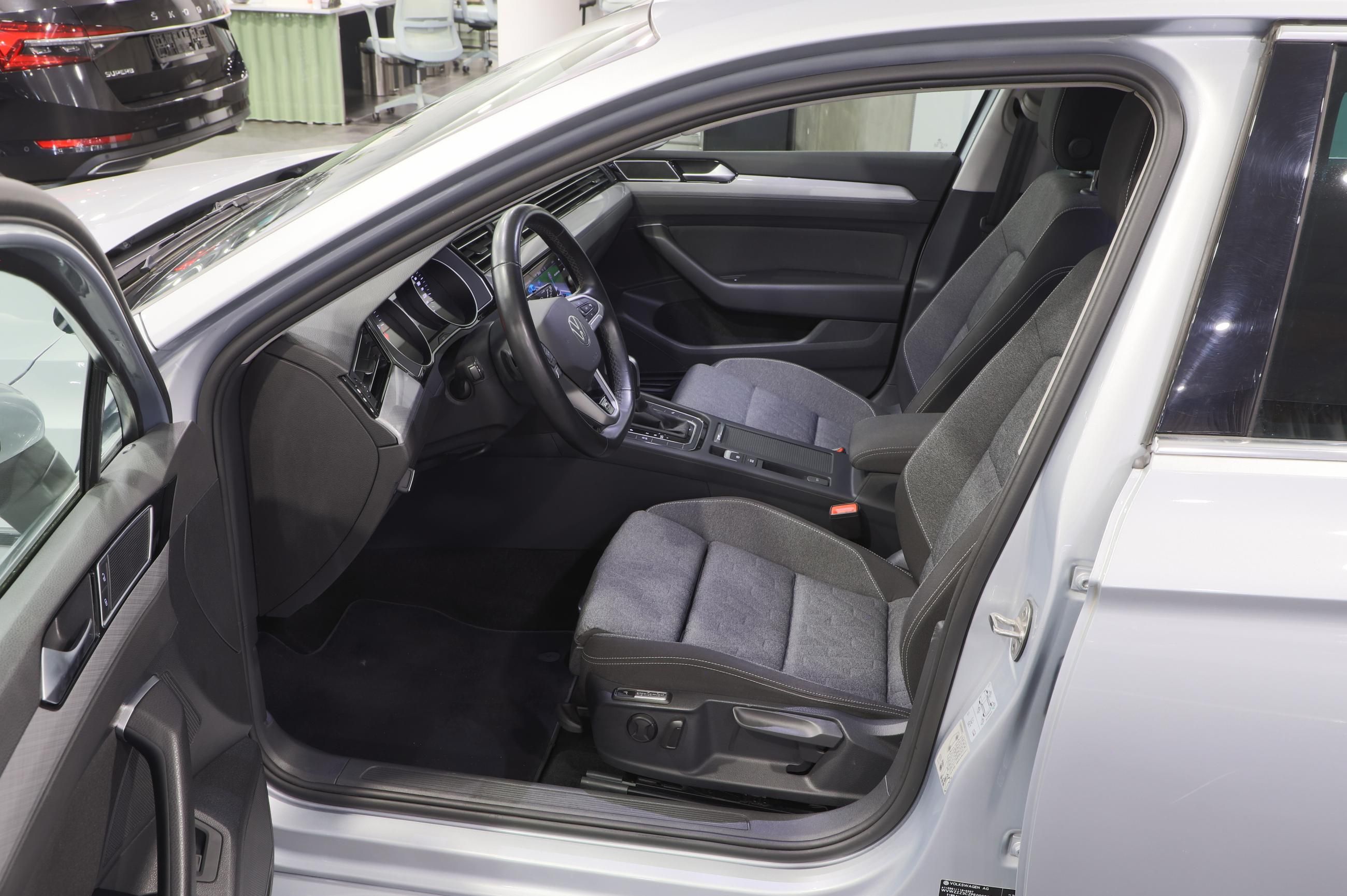 Volkswagen Passat Variant, 2.0 TDI 147kW DSG R-Line - fotka 6