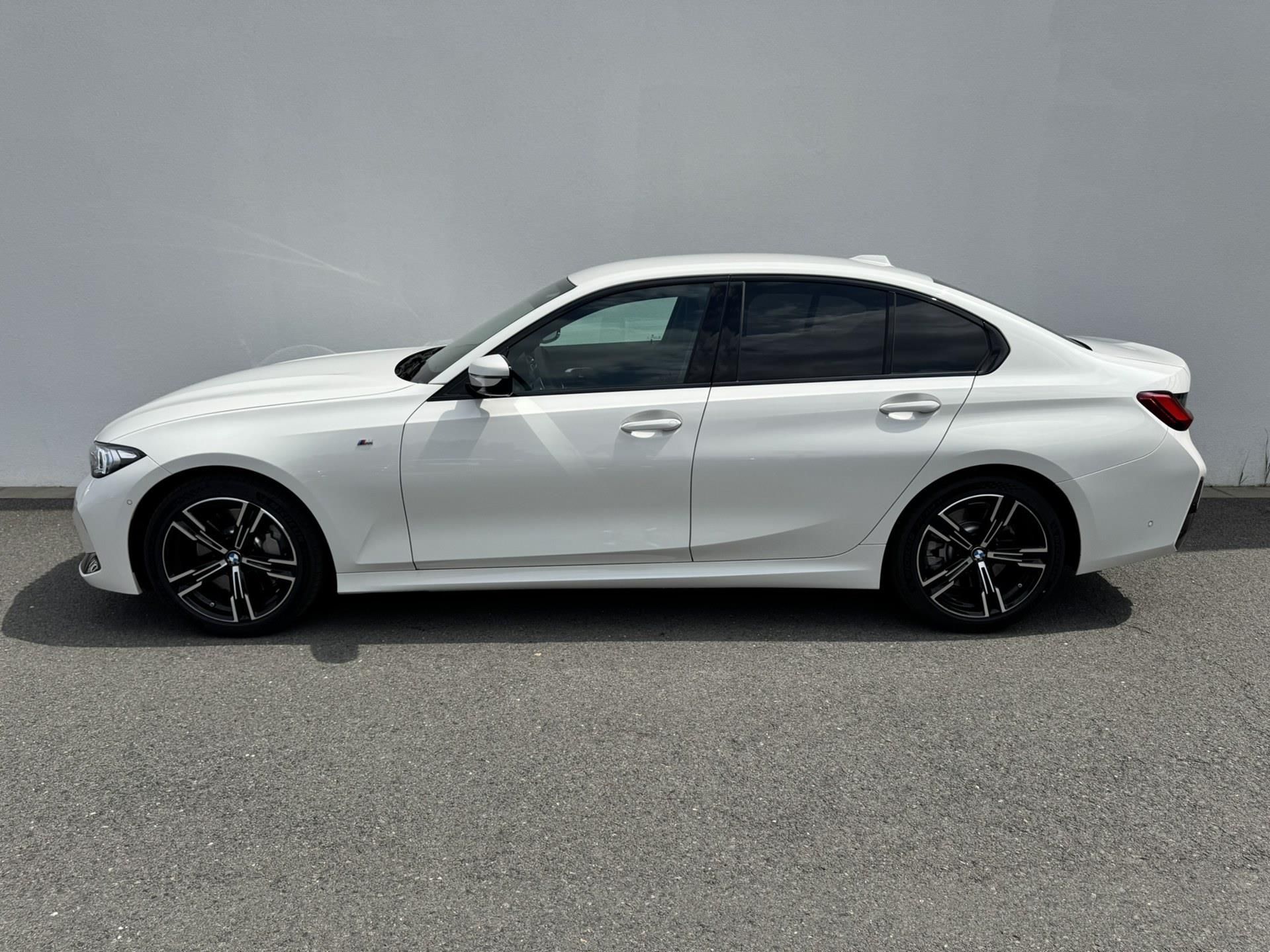 BMW Řada 3, 330i xDrive Sedan Mpaket - fotka 2