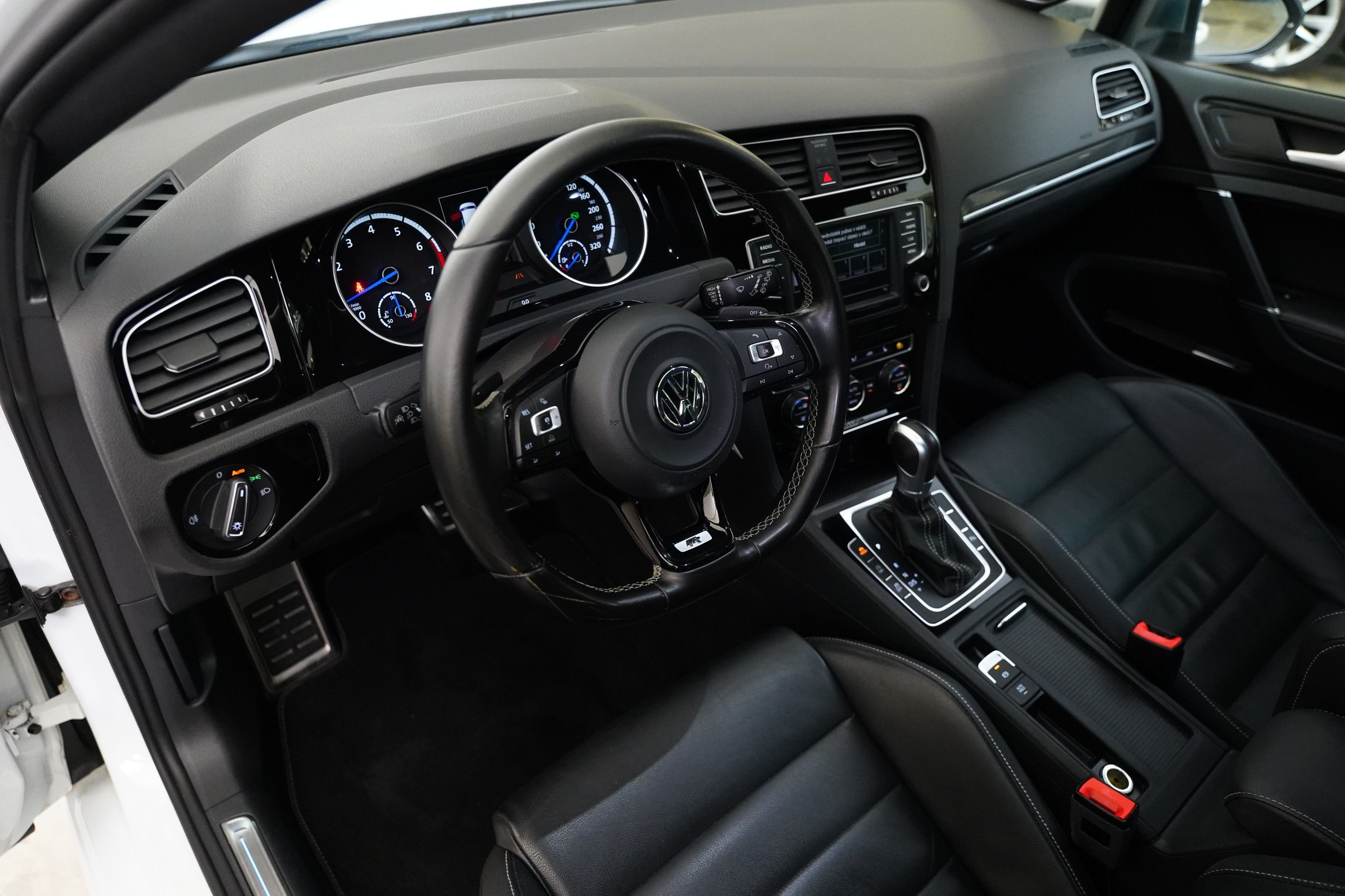 Volkswagen Golf, 2.0 TSI 221 kW 4Motion R - fotka 5