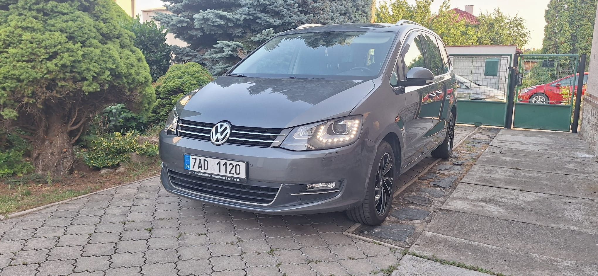 Volkswagen Sharan, 2.0 TDi, Highline, 7míst - fotka 2