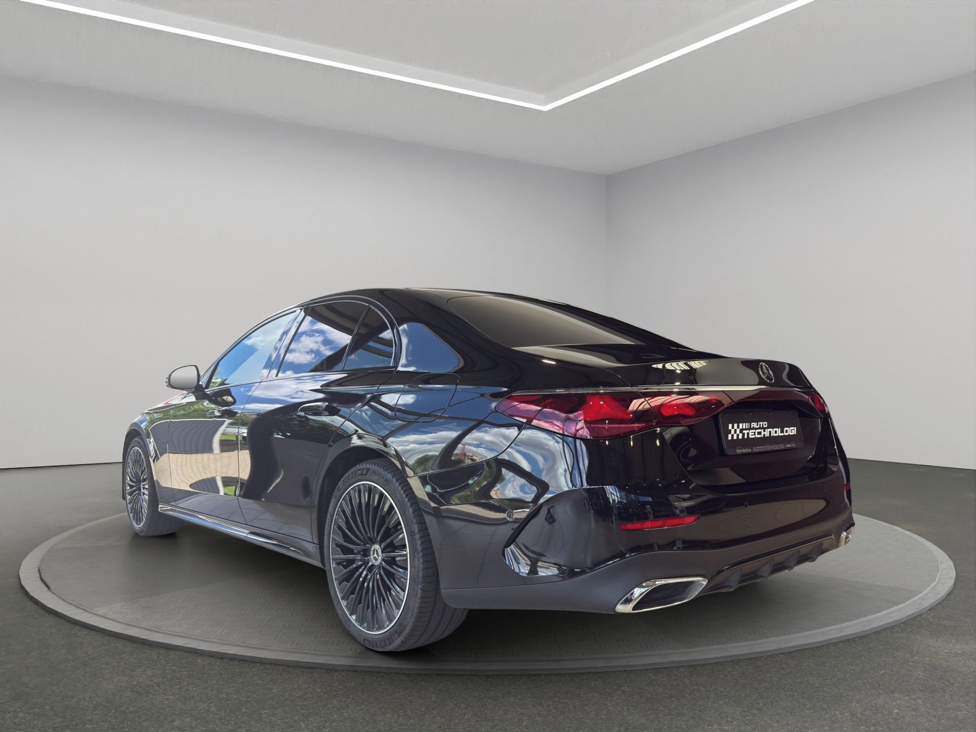 Mercedes-Benz Třídy E, 300 de 4MATIC sedan - fotka 5