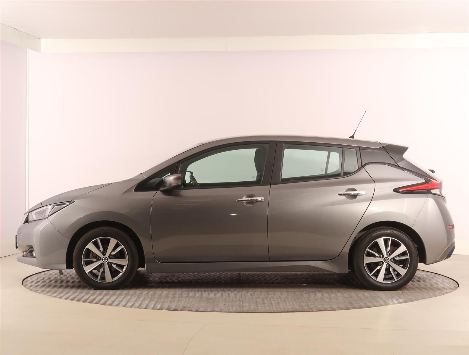 Nissan LEAF, 40 kWh, SoH 90%, Automat - fotka 3