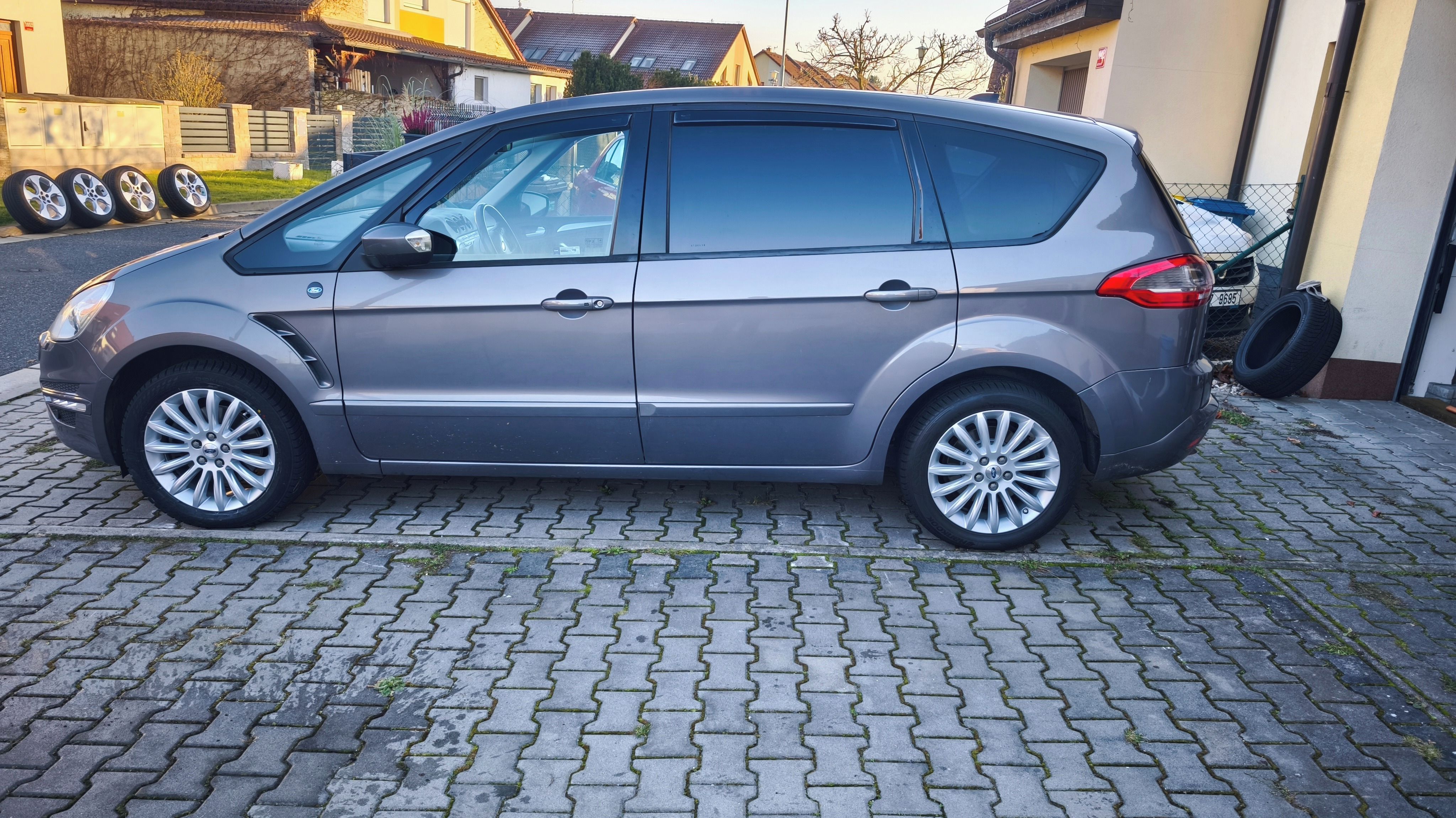 Ford S-MAX, 2.0 TDCi 120 kW, servisováno - fotka 2