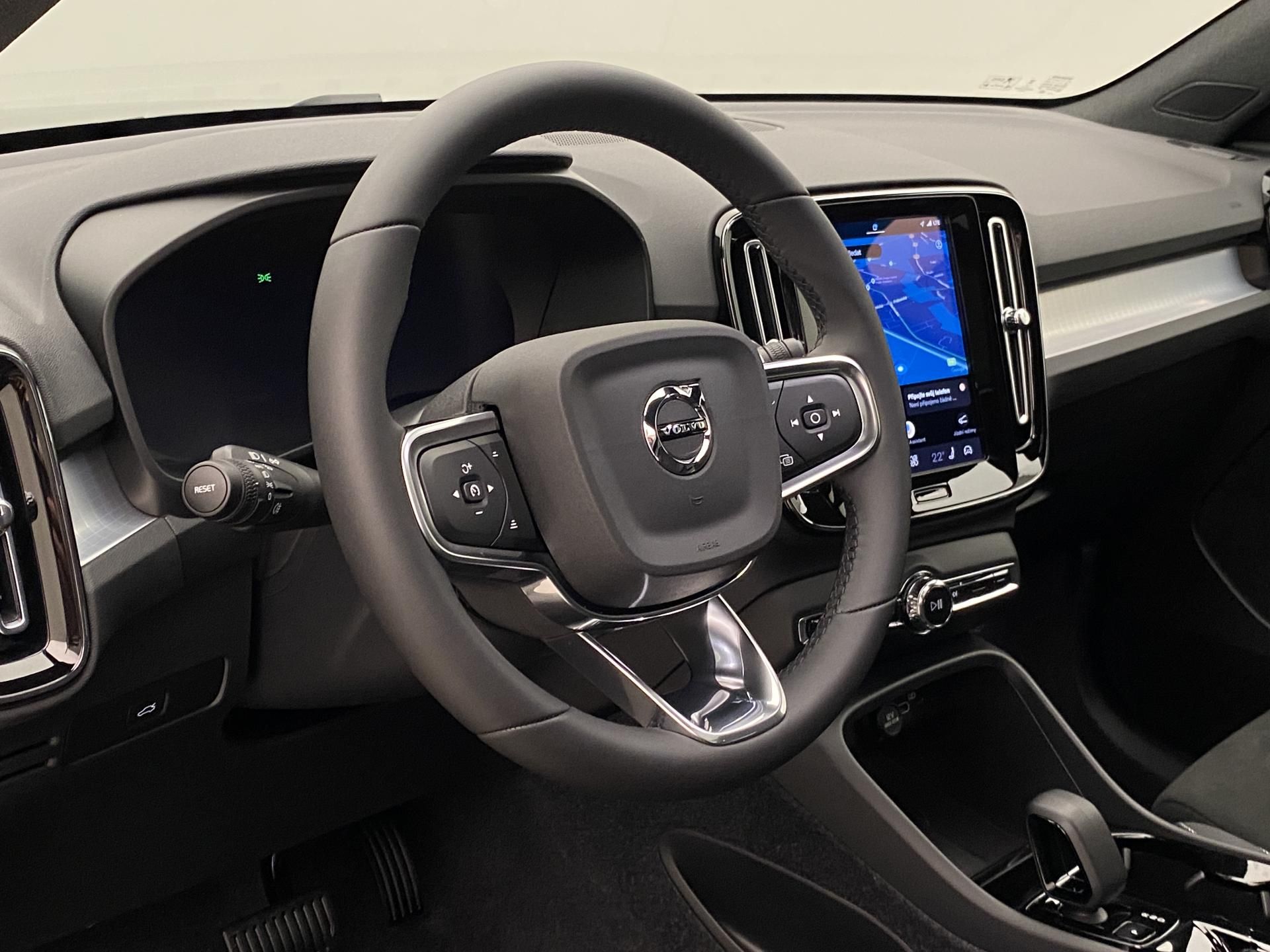 Volvo XC40, B3 AUT DARK ULTRA - fotka 4