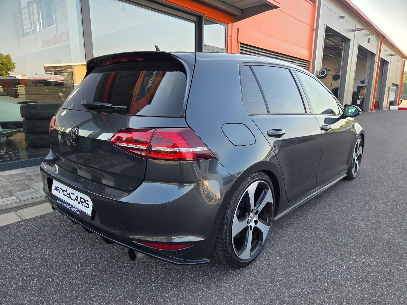 Volkswagen Golf, 2.0 TSI GTI - fotka 4