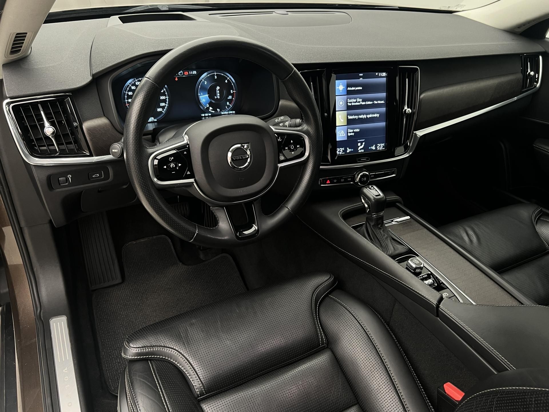 Volvo V90, CC D5 AWD PRO CZ 1. maj. - fotka 4
