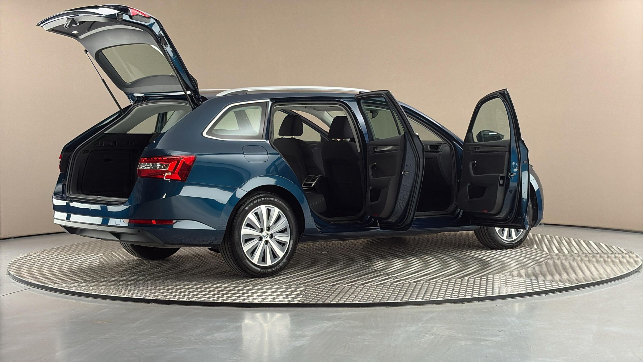 Škoda Superb, 2.0 TDI DSG Style Combi - fotka 6