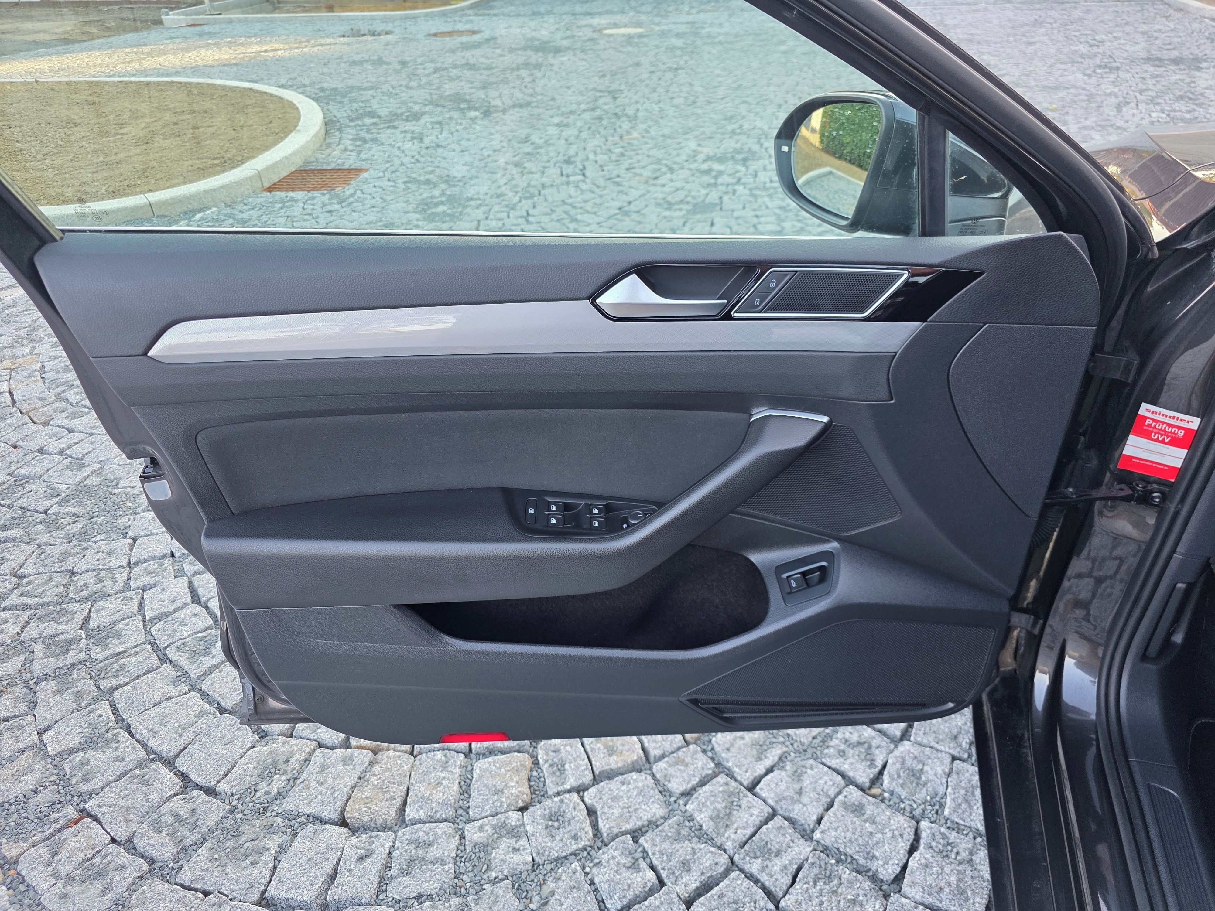 Volkswagen Passat, 2.0 TDI 110kW DSG 1.majitel - fotka 5