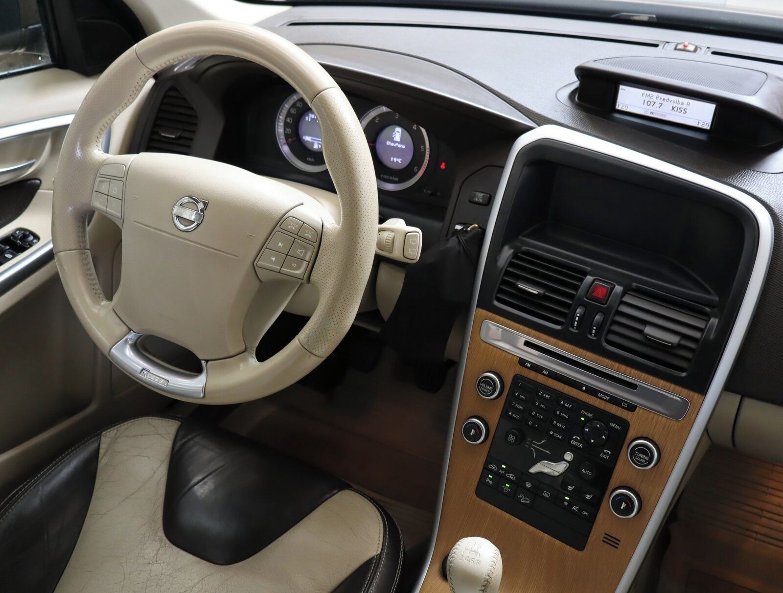 Volvo XC60, D5, R-Design, 4X4, Xenony - fotka 4