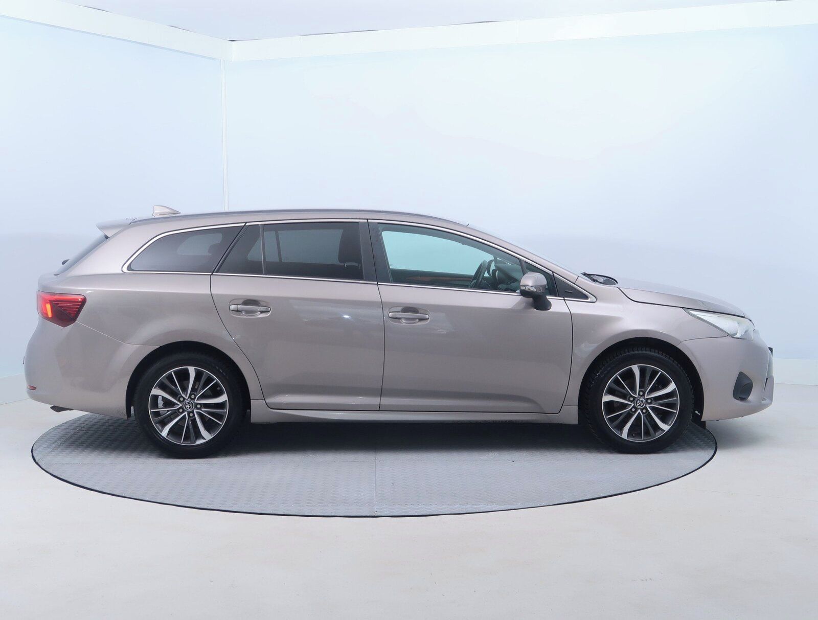 Toyota Avensis, 1.6 D-4D, Automatická klima - fotka 6