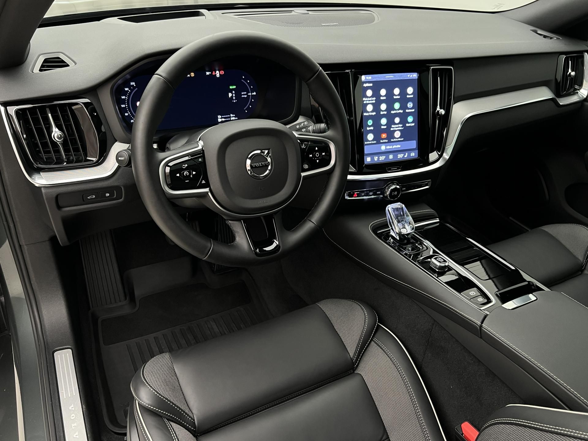 Volvo V60, T6 AWD DARK PLUS 1. maj. - fotka 4