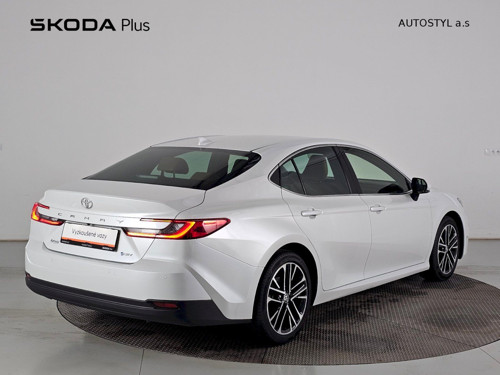 Toyota Camry, 2.5HEV 230k - fotka 2