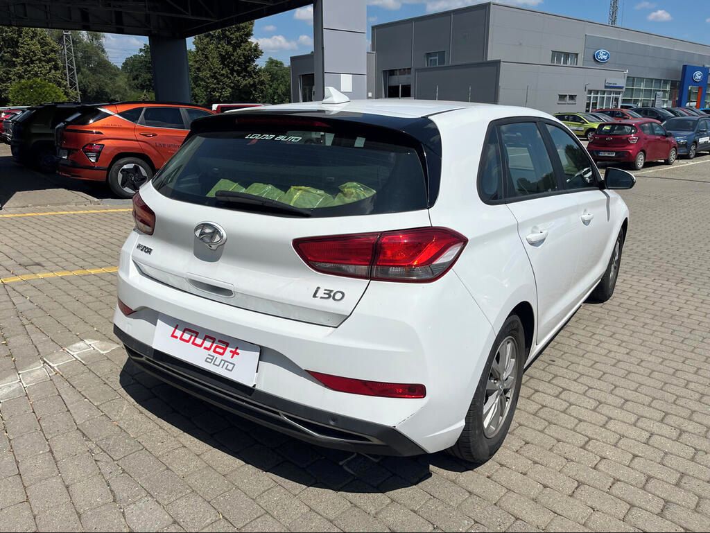 Hyundai i30, Comfort 1.5 81 kW - fotka 2