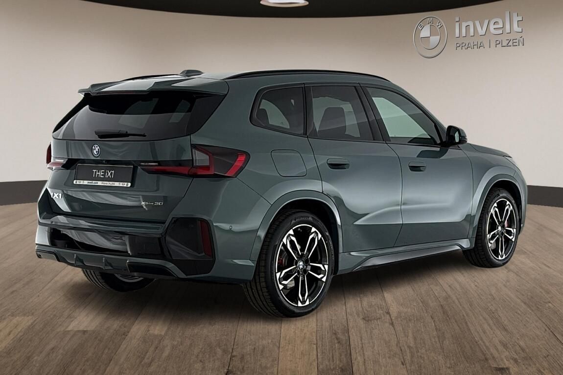 BMW iX1, xDrive30 - fotka 3