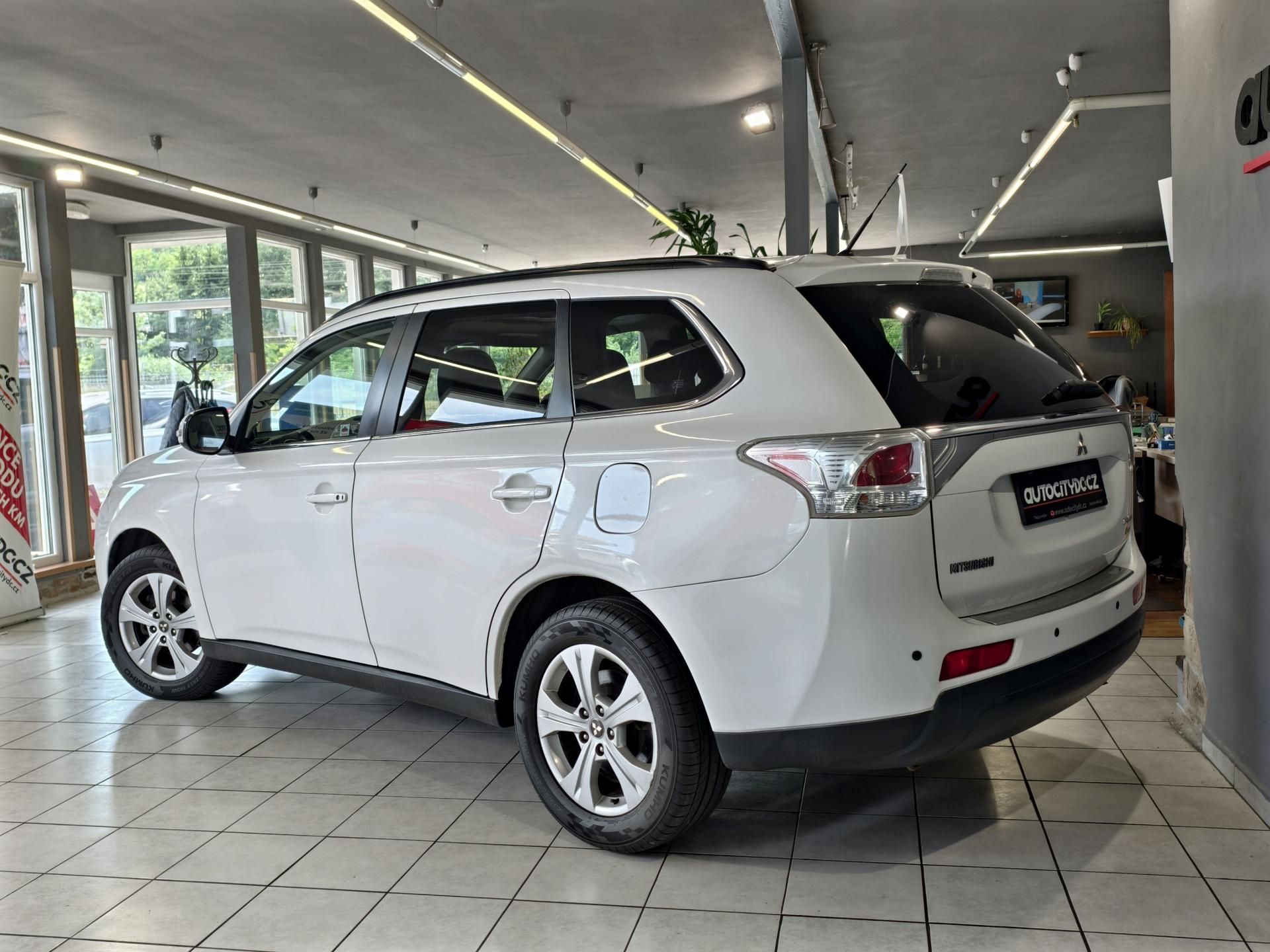 Mitsubishi Outlander, 2.2 DI-D 110kW A/T, 7MÍST, 4x4 - fotka 5