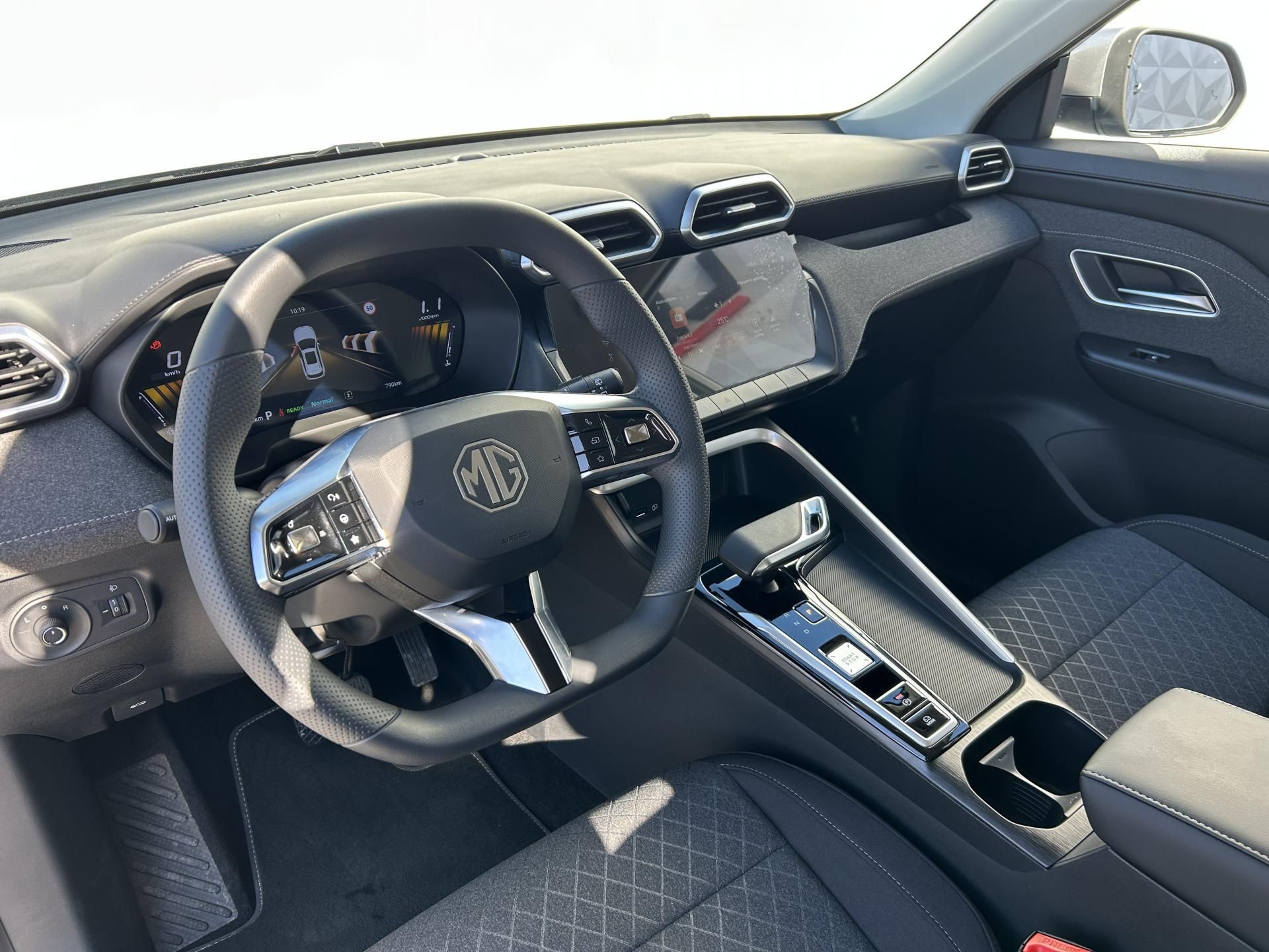 MG ZS, HEV+ EXCLUSIVE 1.5 + PANORAMA - fotka 2