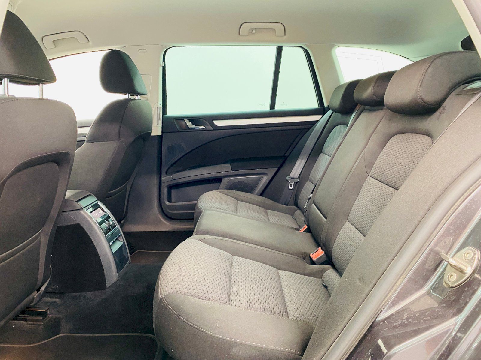 Škoda Superb, 2.0 TDI DSG 103kW Bi-Xenon Ele - fotka 6