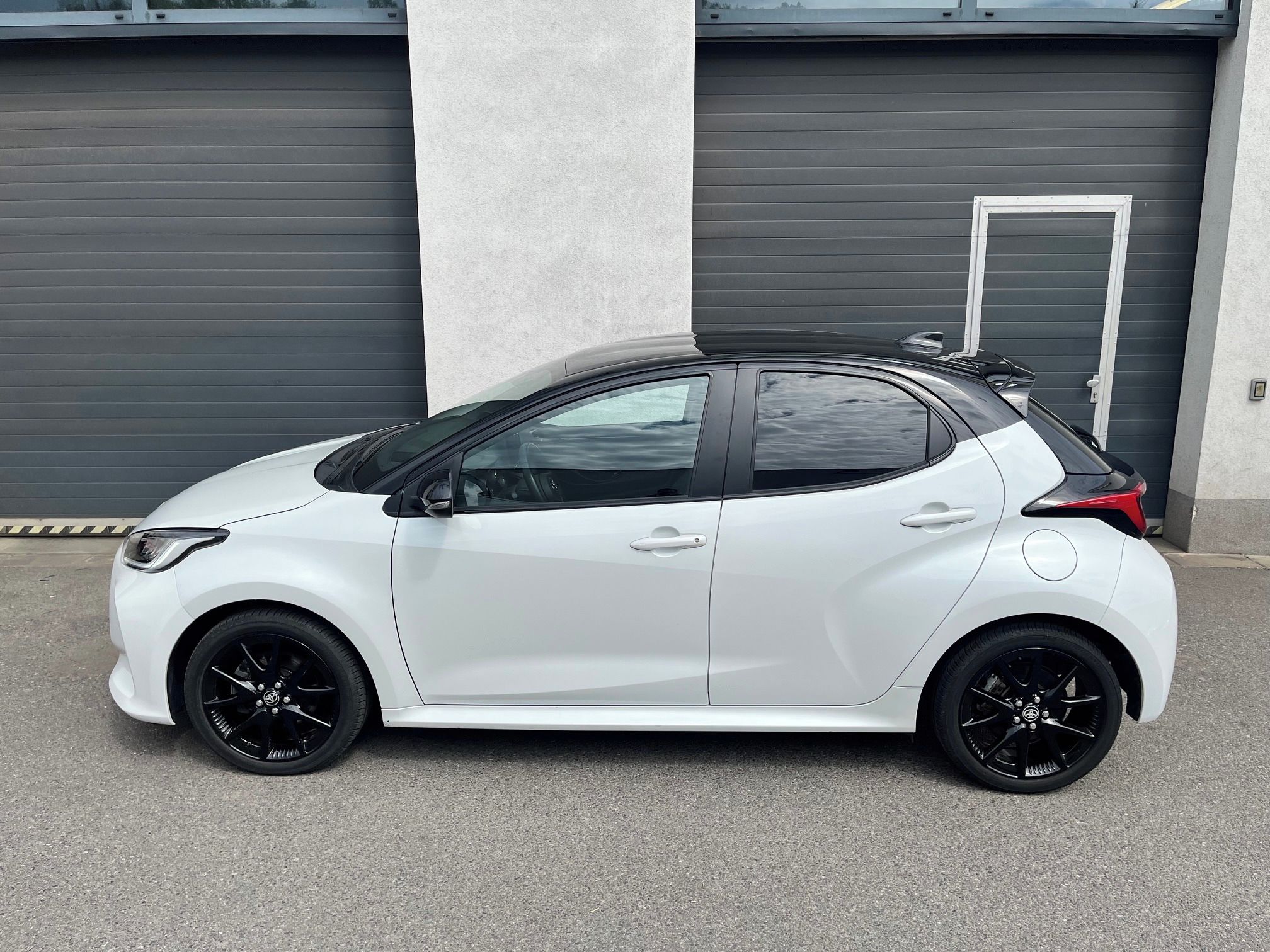 Toyota Yaris, 1.5 HEV 116k e-CVT, ČR,1. maj. - fotka 3