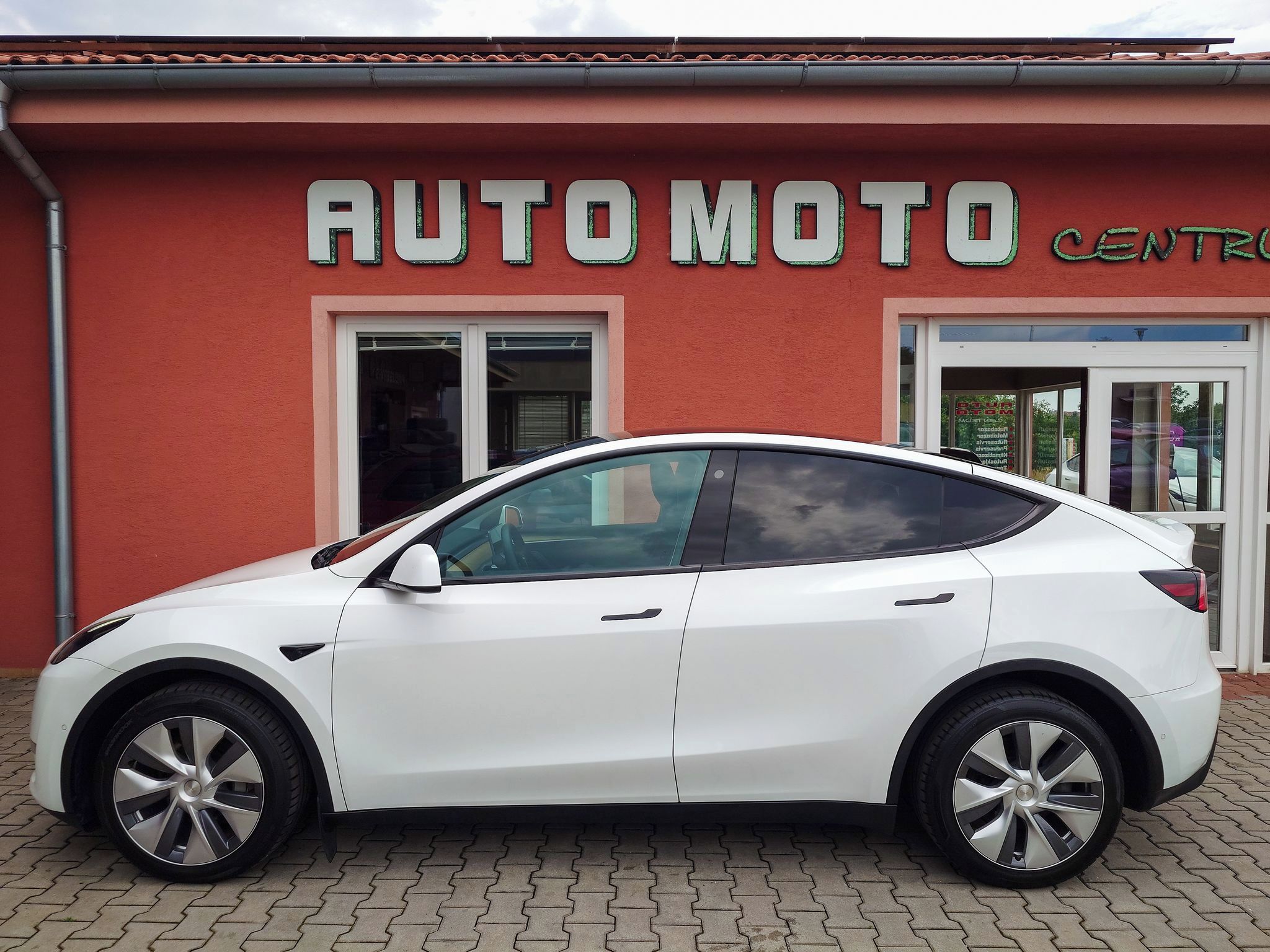 Tesla Model Y, Long Range Dual Motor 378 kW S - fotka 5