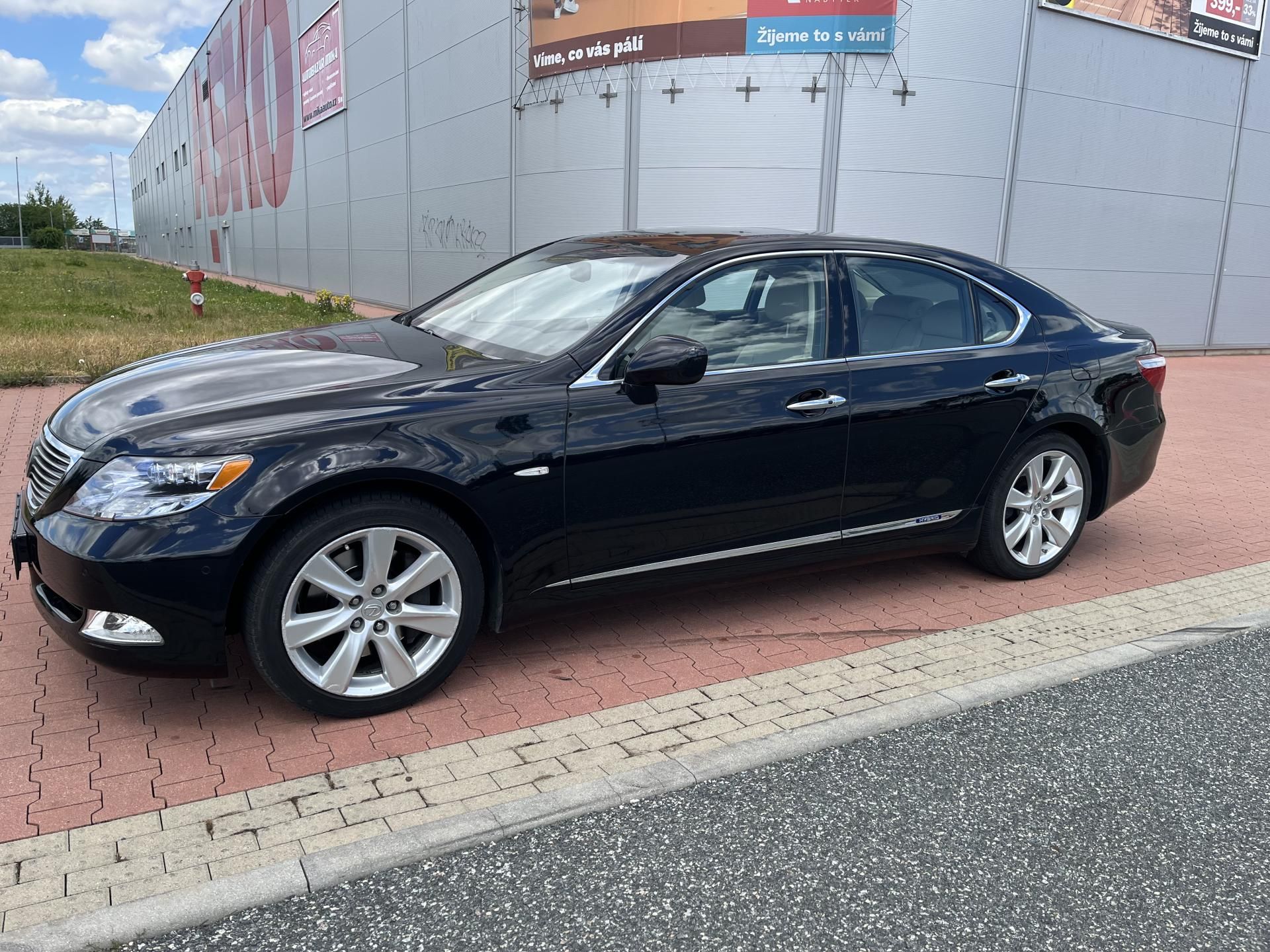 Lexus LS 600h, 5.0 V8 Hybrid 1.Majitel ČR - fotka 2