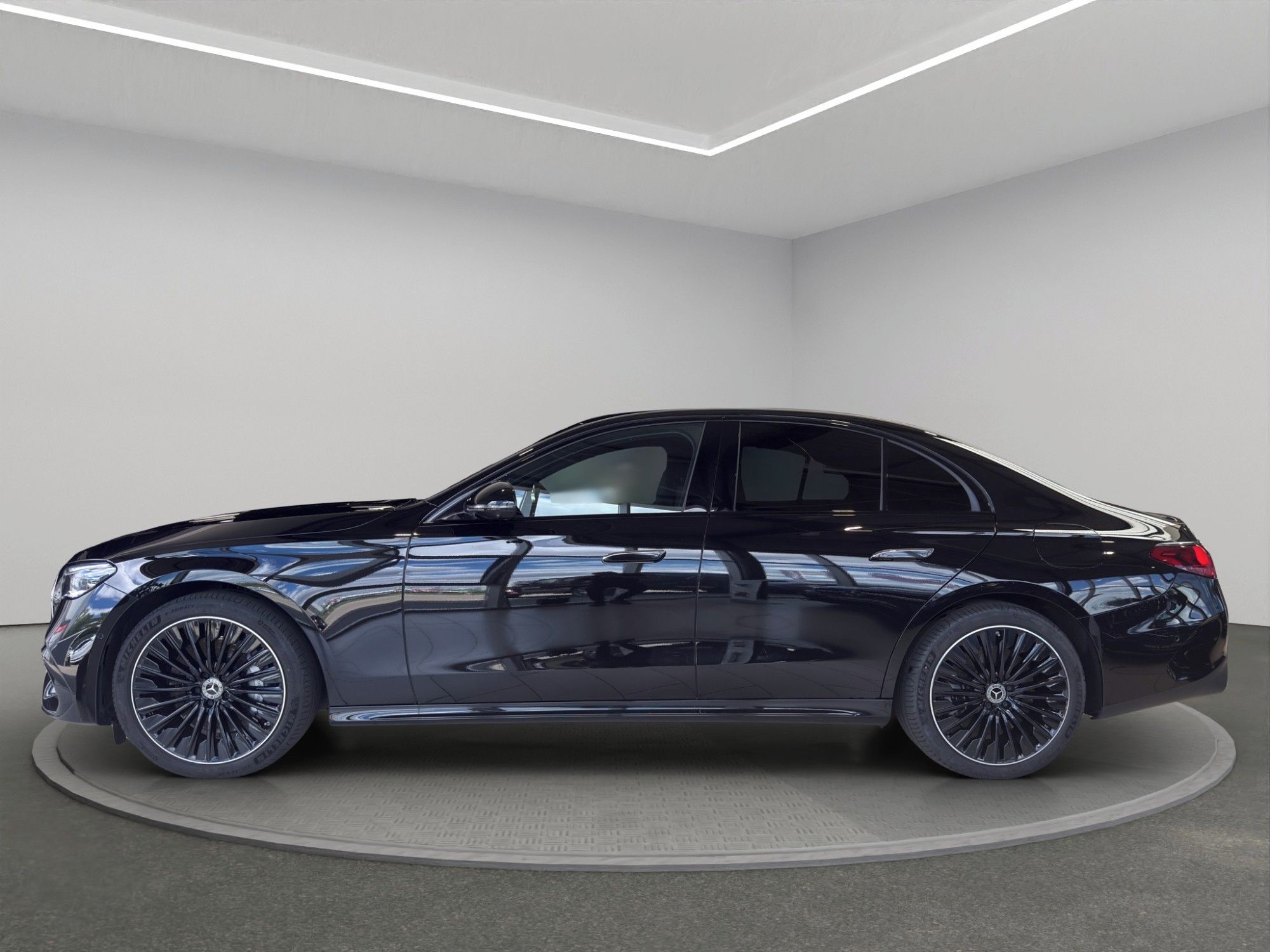 Mercedes-Benz Třídy E, 300 de 4MATIC sedan - fotka 4