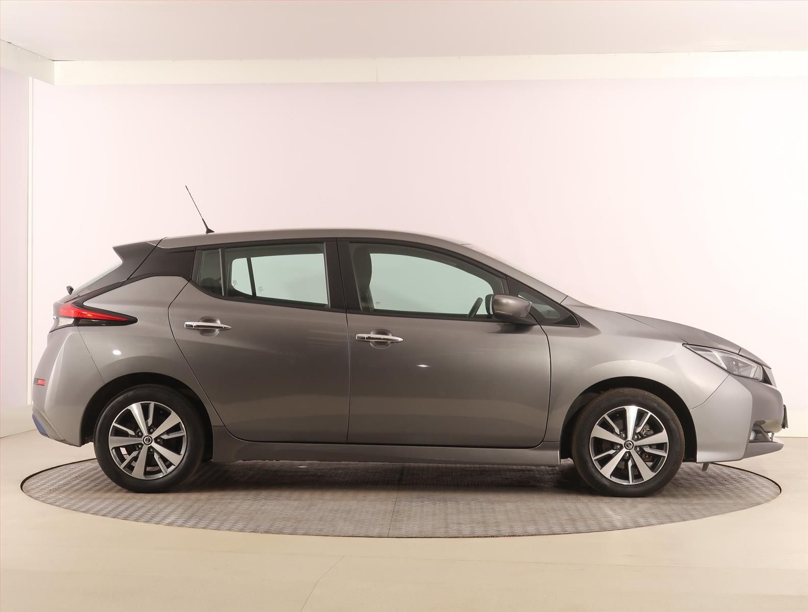 Nissan LEAF, 40 kWh, SoH 90%, Automat - fotka 6