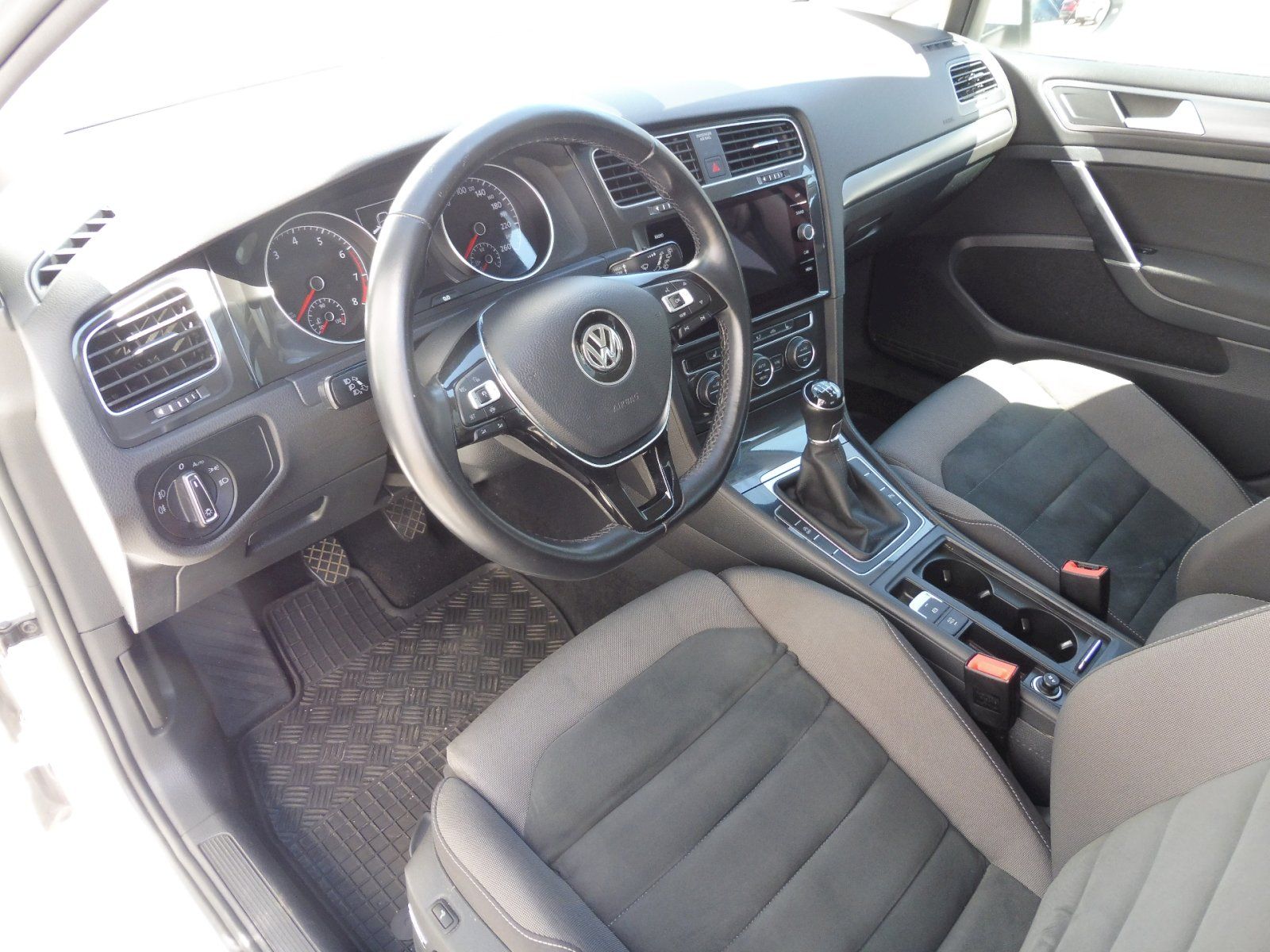 Volkswagen Golf, Maraton Edition 1,5 TSI 96kW - fotka 6