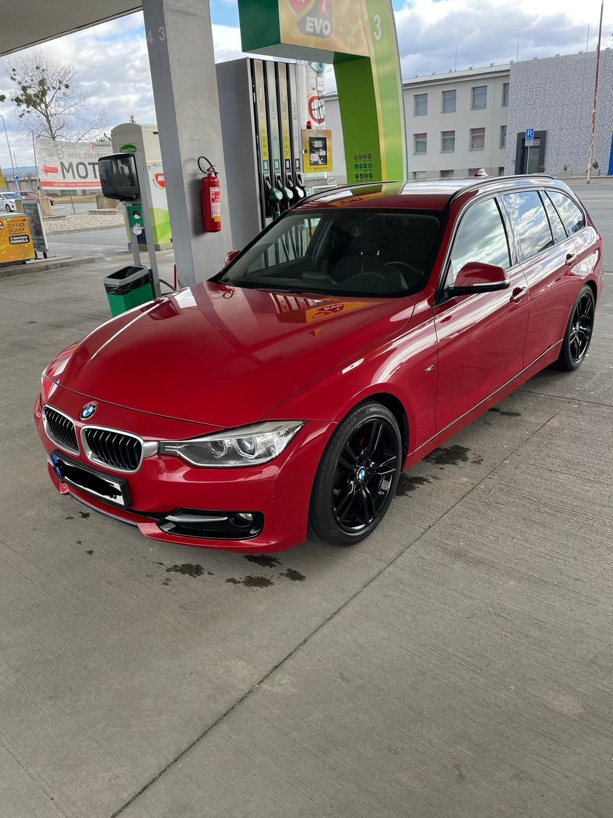 BMW Řada 3, Prodám BMW 318d Touring (F31) - fotka 3