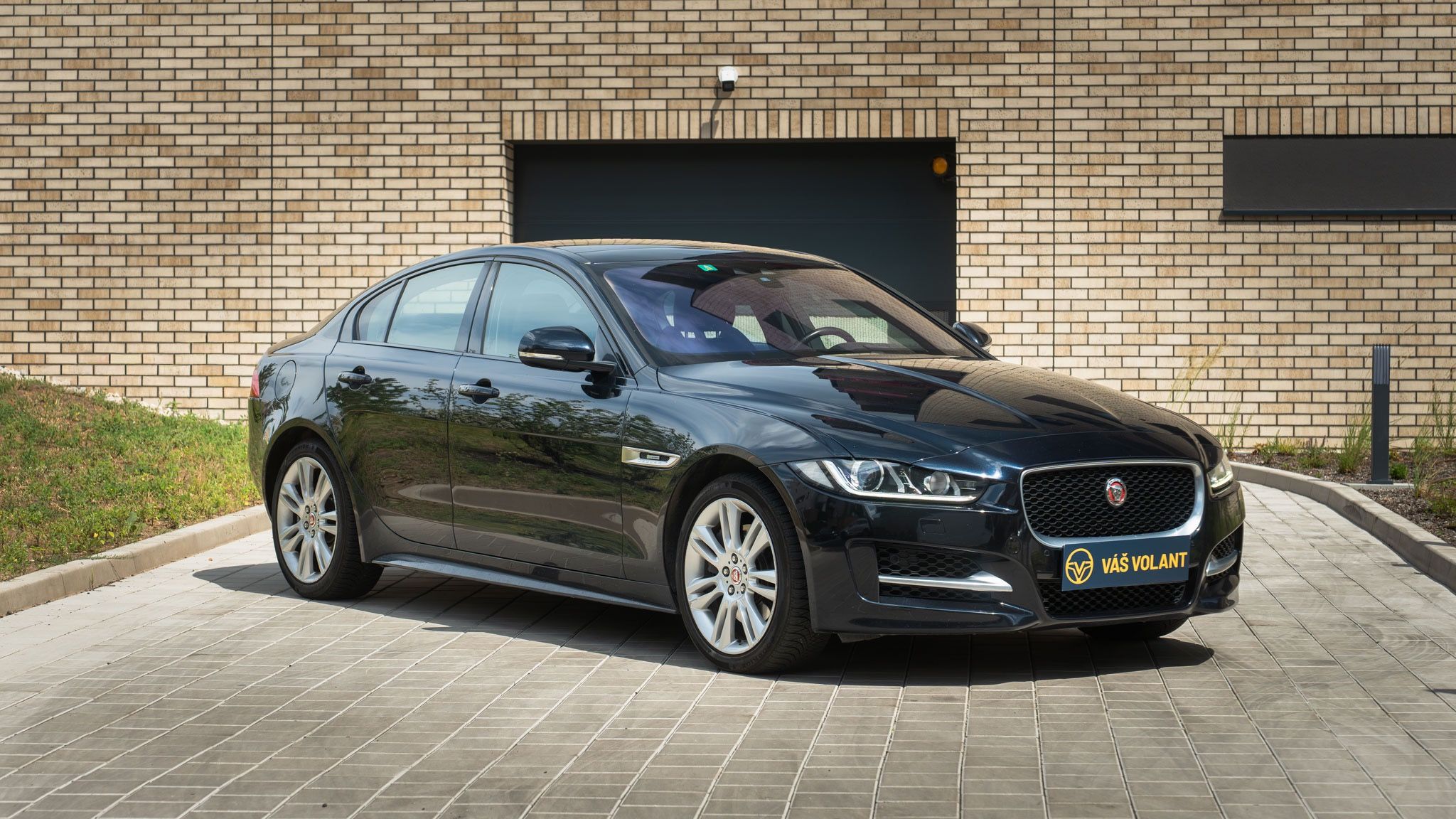 Jaguar XE, R-Sport 20d AWD 132kw - fotka 3