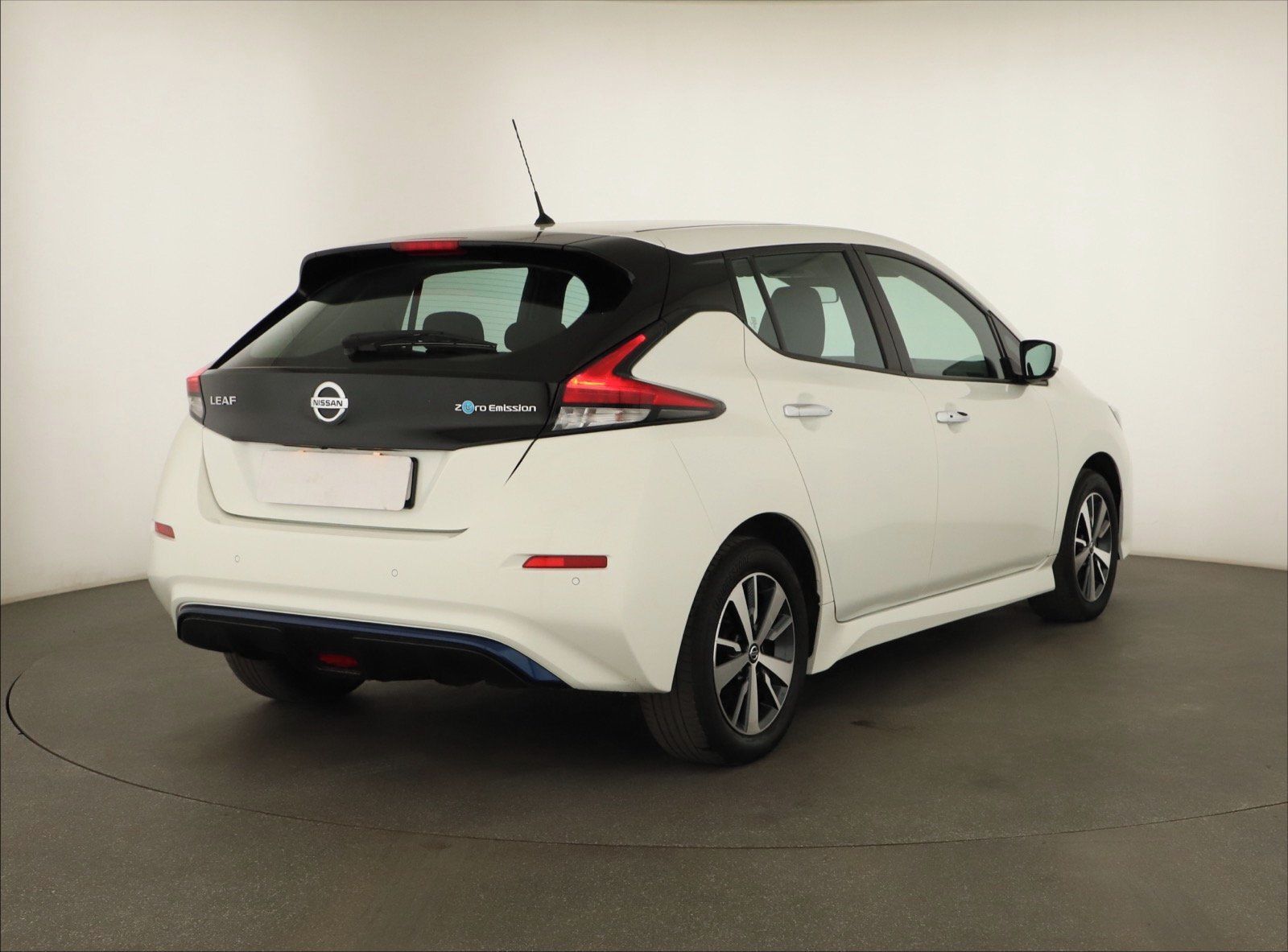 Nissan LEAF, 40 kWh, SoH 92%, Automat - fotka 5