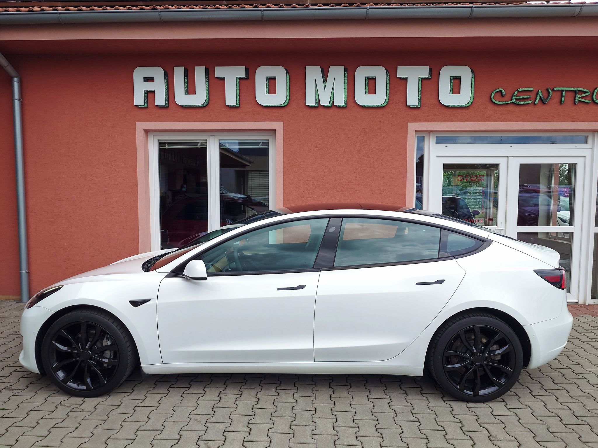 Tesla Model 3, Long Range Dual Motor 366 kW S - fotka 2