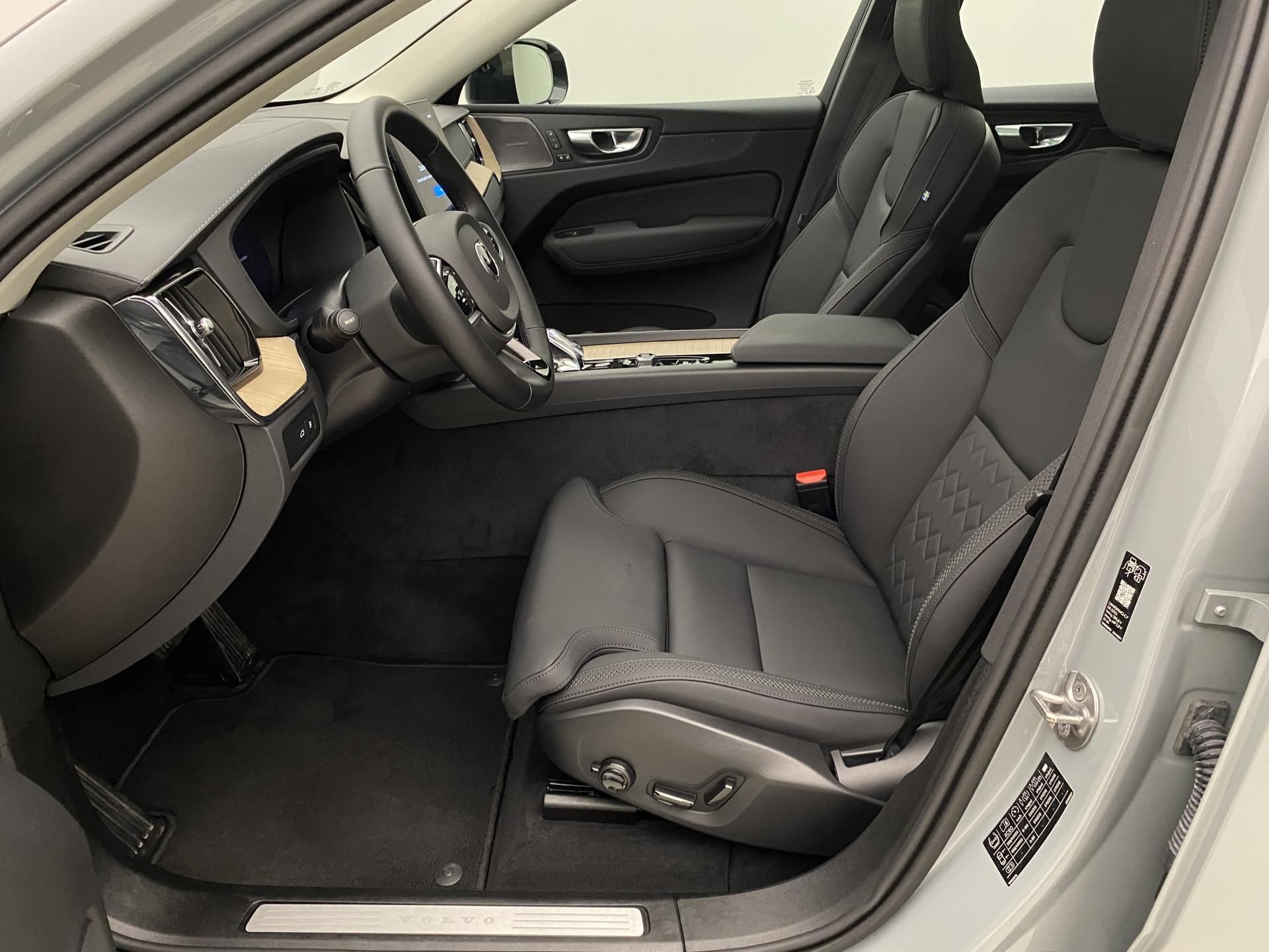 Volvo XC60, T8 AWD RECHARGE DARK ULTRA CZ - fotka 3