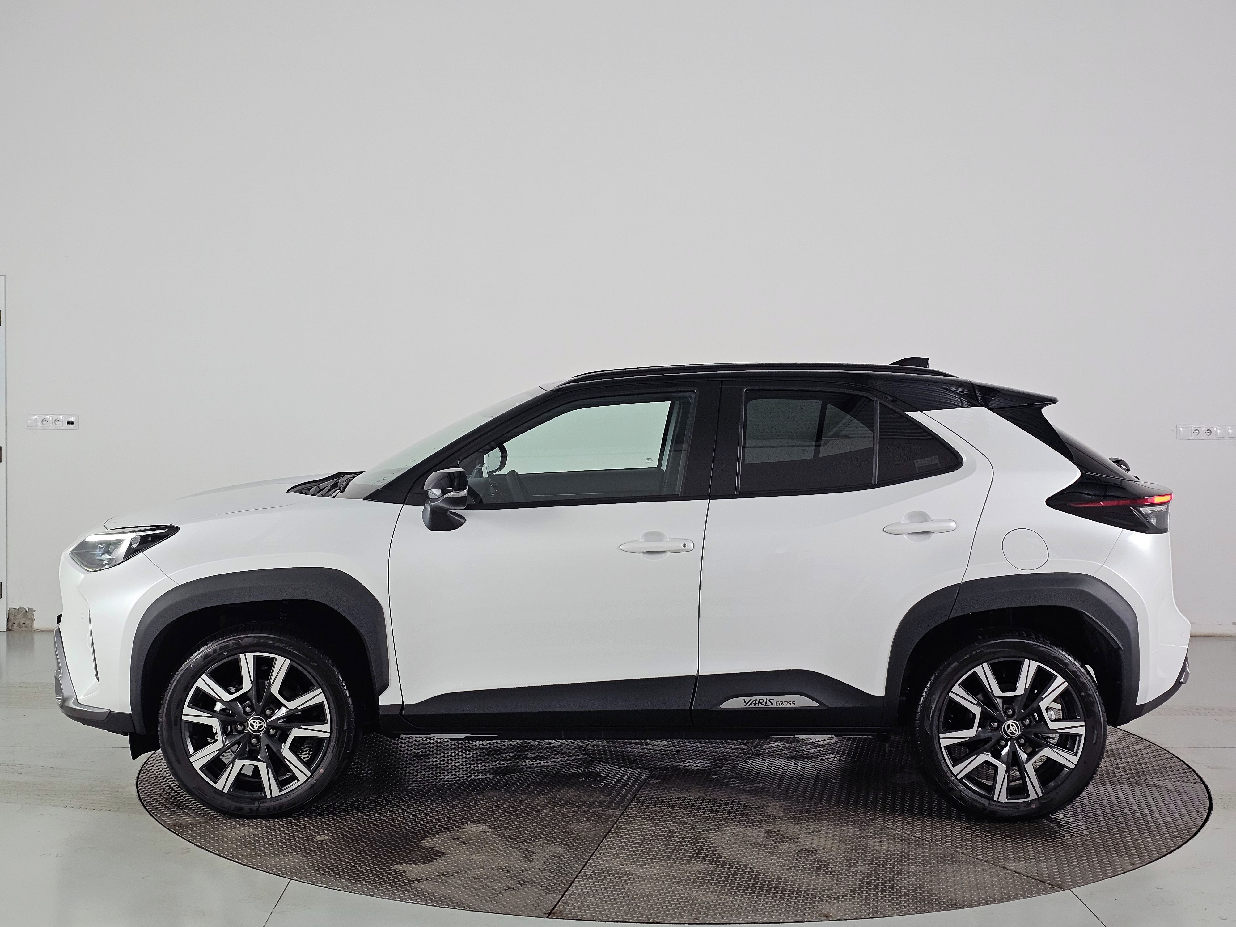 Toyota Yaris Cross, 1.5HEV 130k 4X4 EXECUTIVE - fotka 2