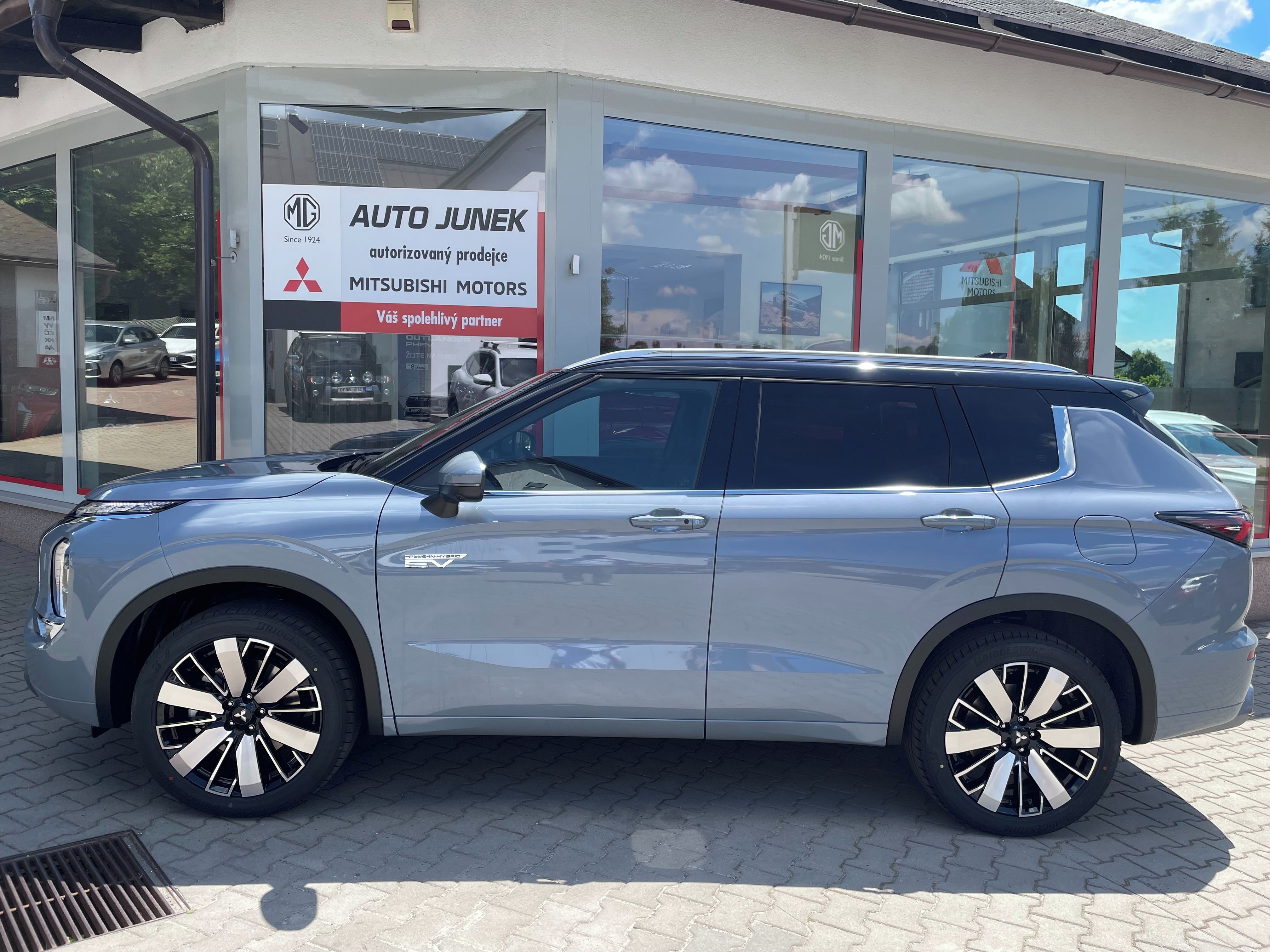 Mitsubishi Outlander, 2.4 PHEV DIAMOND TOP - fotka 2