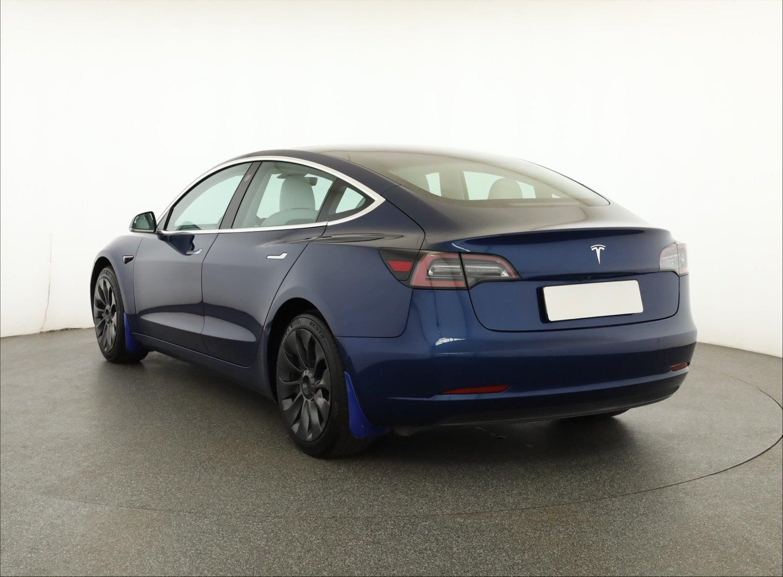 Tesla Model 3, Long Range 4WD 78kWh, SoH 85% - fotka 4
