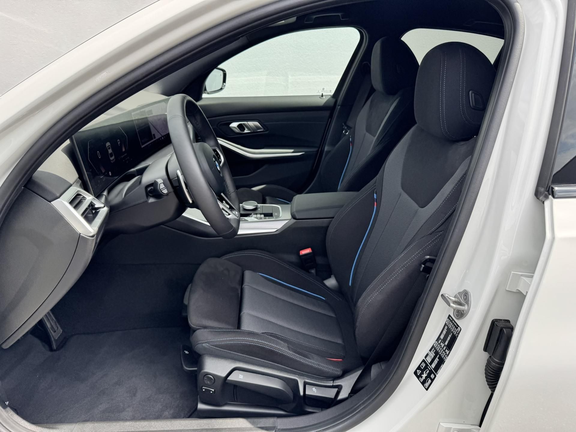 BMW Řada 3, 330i xDrive Sedan Mpaket - fotka 5