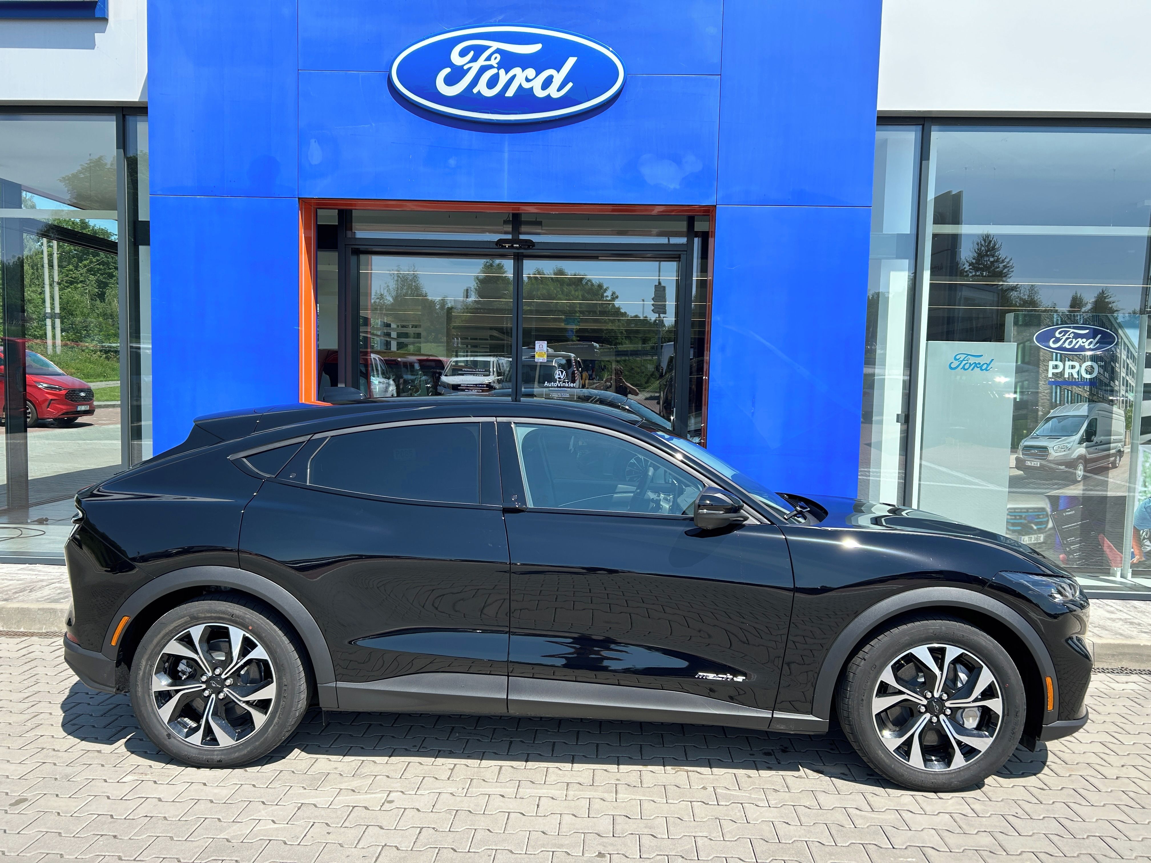 Ford Mustang Mach-E, 73 kWh  DOJEZD (197 kW/268 k) - fotka 4