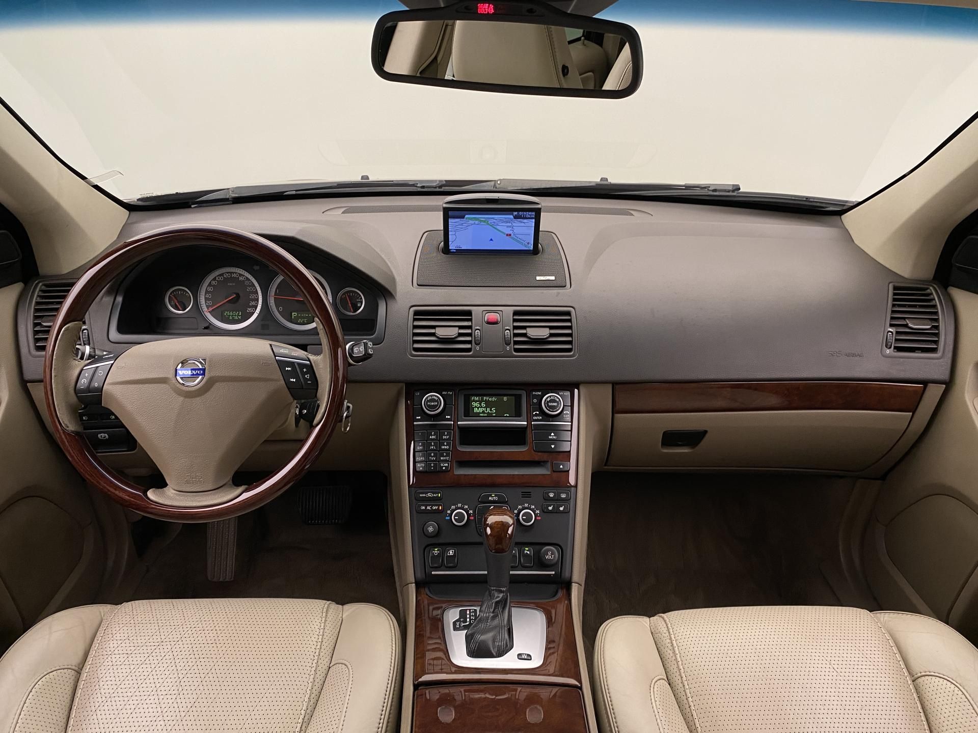 Volvo XC90, D5 AWD EXECUTIVE AUT CZ 7míst - fotka 2