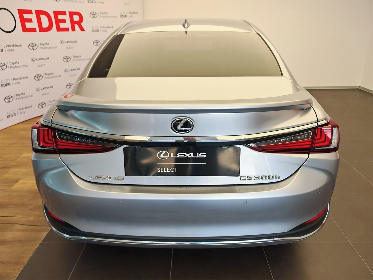 Lexus ES, 300h Luxury - fotka 5