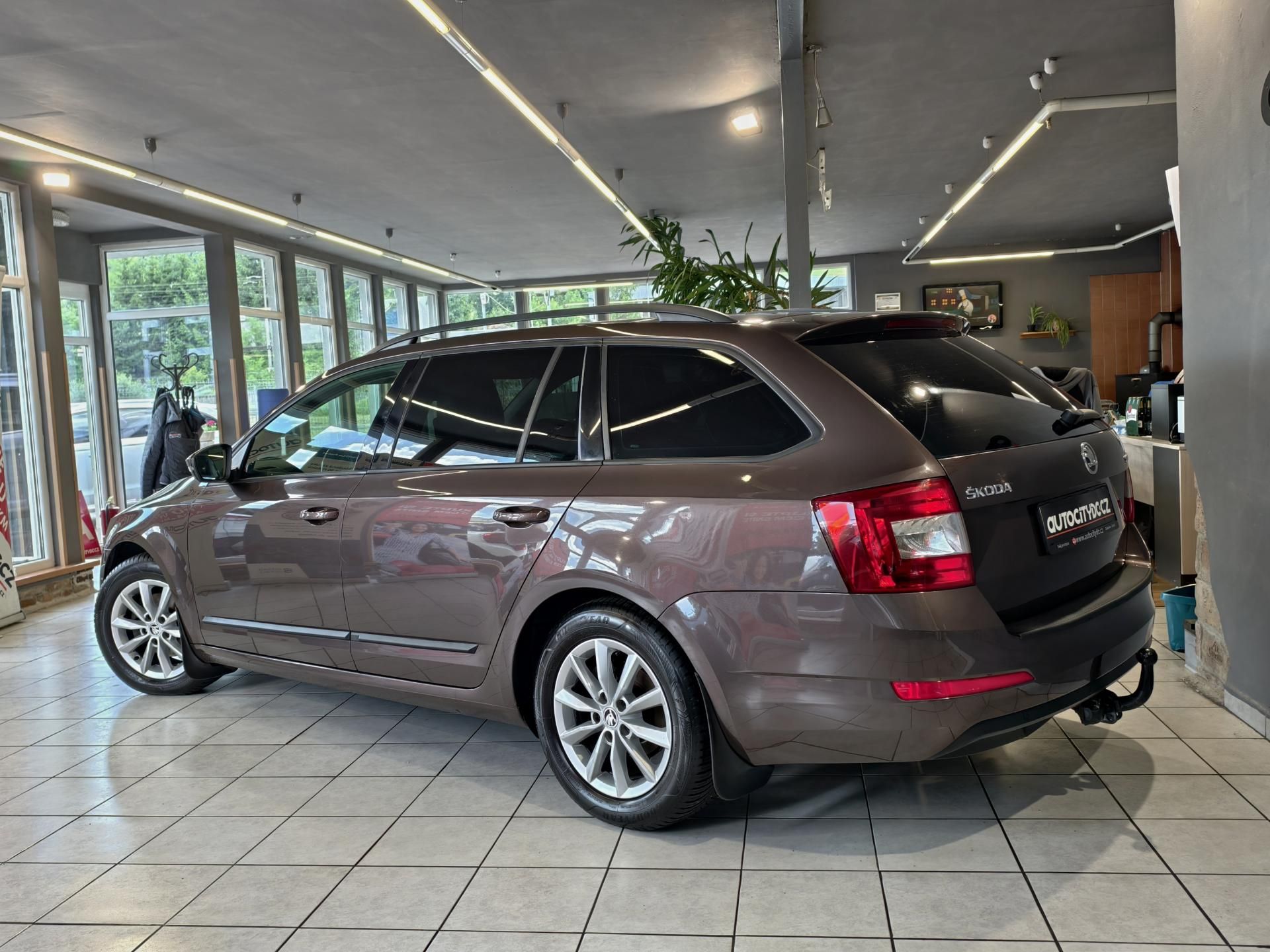 Škoda Octavia, KOMBI 1.2 TSi 77kW VÝHŘEVY PDC - fotka 5